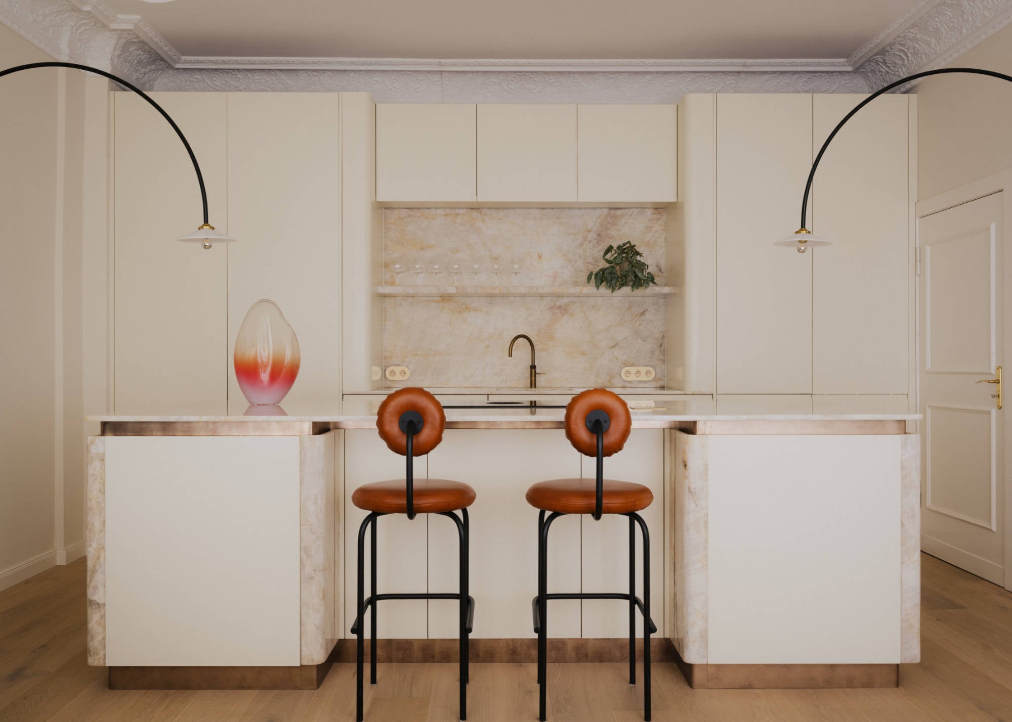 GrolmannstrasseIn Charlottenburg verbindet die behutsame Renovierung einer Privatwohnung historische Substanz mit einem zeitgemäßen Wohnkonzept.