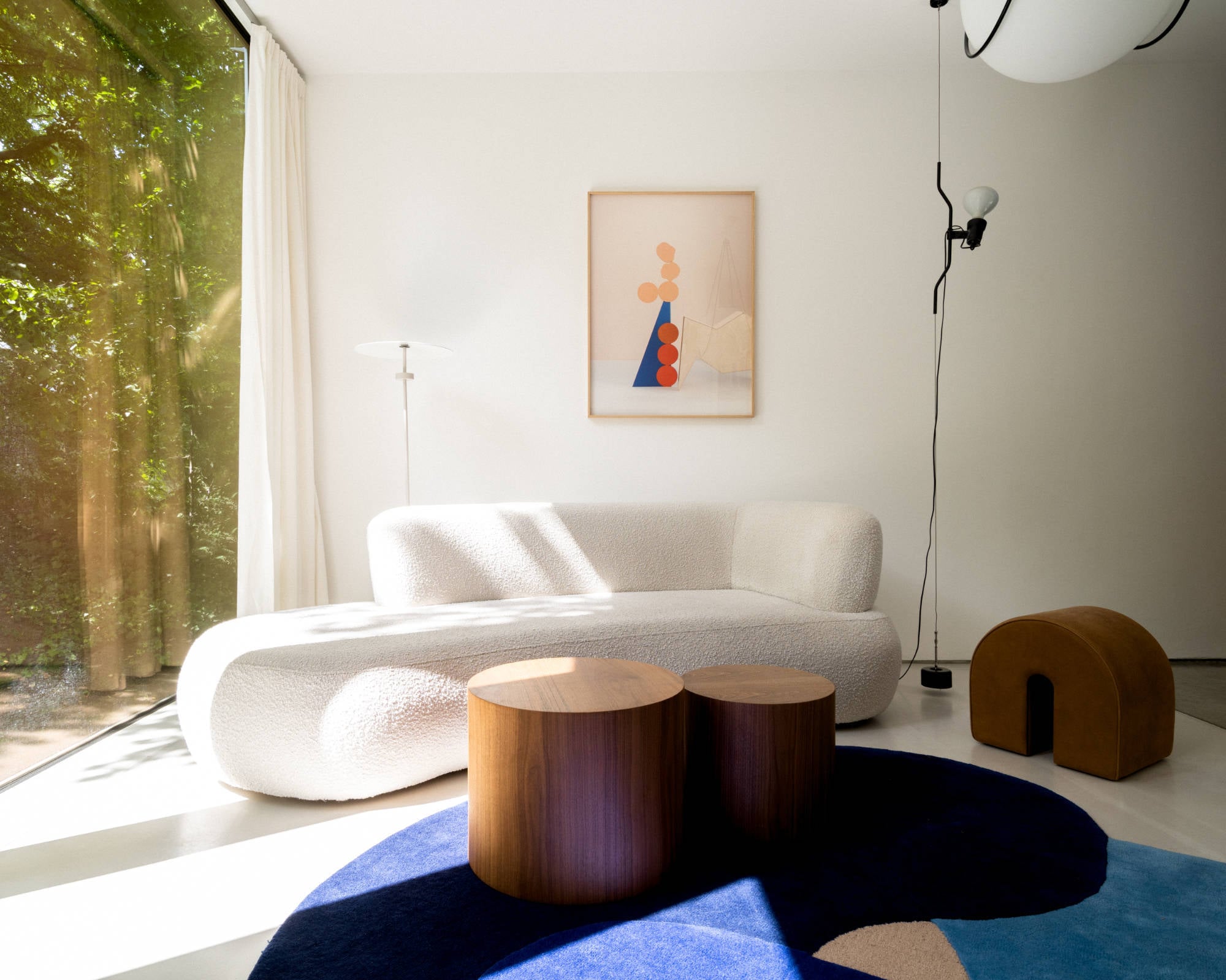 Wohnhaus GrunewaldEin maßgefertigtes Sofa und ein individuell gestalteter Teppich erzeugen im Wohnbereich eine gesteuert harmonische Atmosphäre.