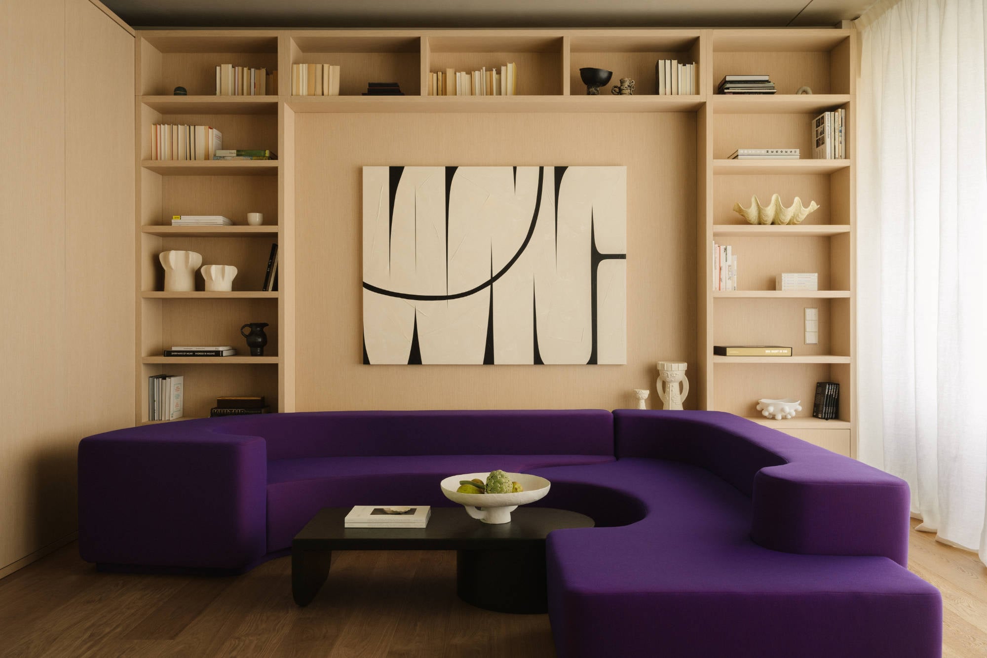 Apartment TachelesIm Herzen Berlins entstand mit dem Umbau des ehemaligen Tacheles ein neues Stadtquartier mit zehn futuristischen Gebäuden renommierter internationaler Architekturbüros.