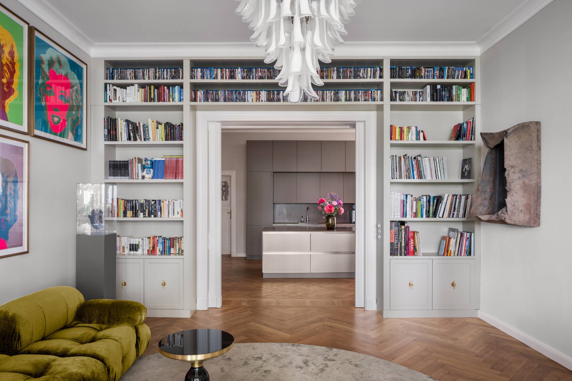 Wohnung für ein KünstlerpaarEin zentrales Wohnzimmer verbindet Küche, Essbereich und Musikraum zu einem offenen, lichtdurchfluteten Wohnlayout.