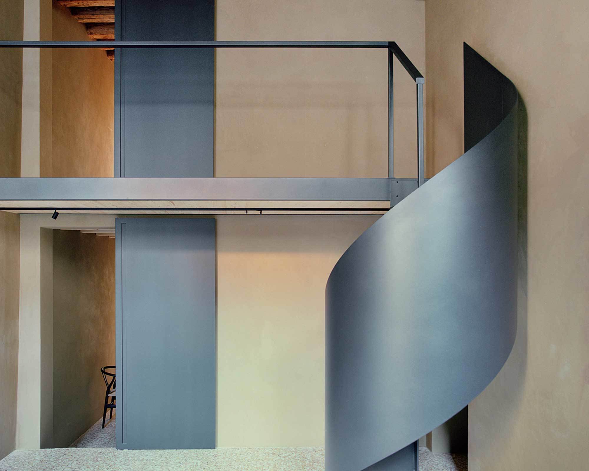 In einem ehemaligen Palazzo der Adelsfamilie Obizzi gestaltet Architettura Tommasi ein Loft über zwei Ebenen, das historische Elemente mit einer reduzierten Gestaltung verbindet.