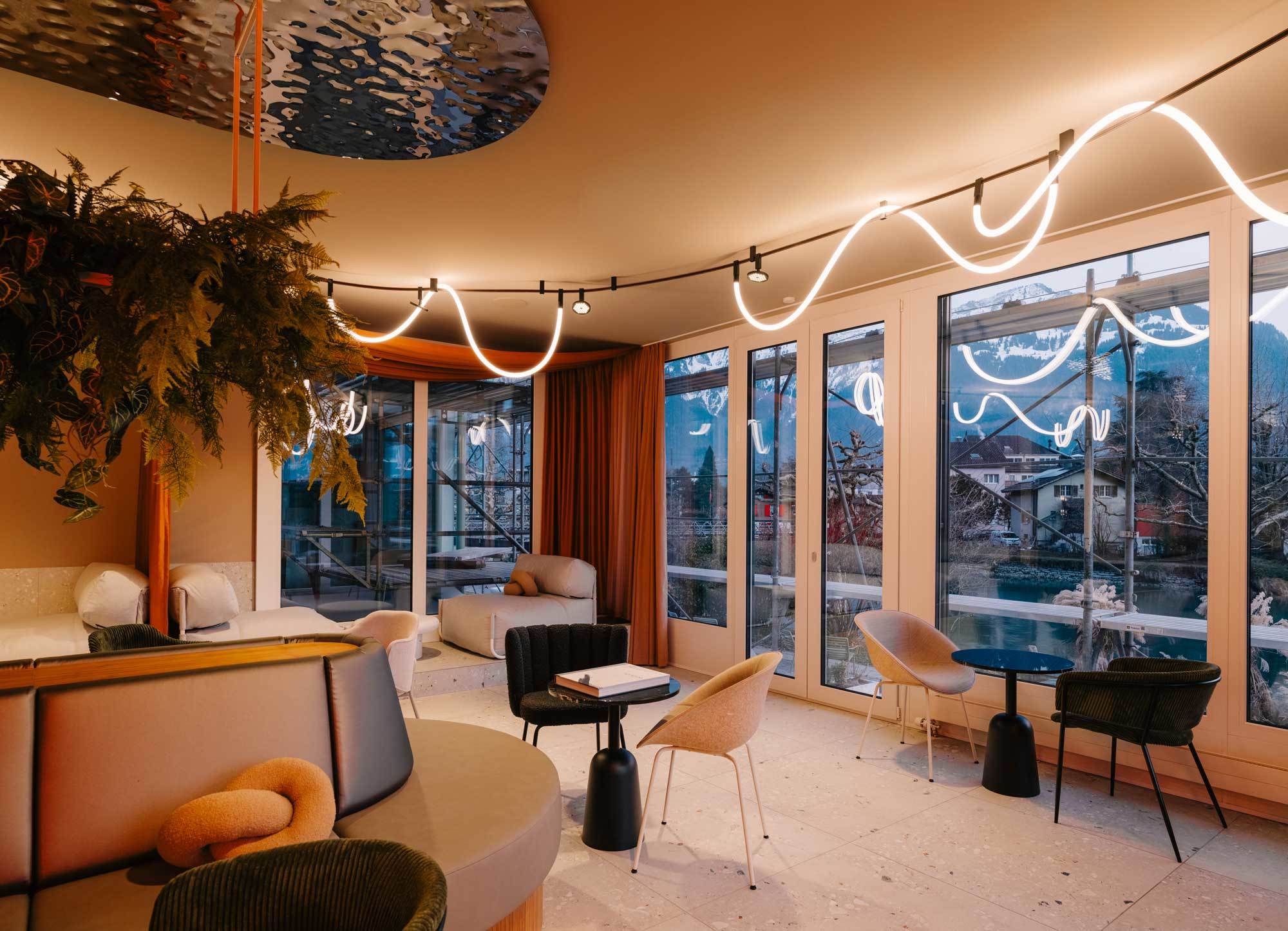 Großzügige Fenster in der Lobby stellen im HOP Apartments & Suites einen Bezug zur Umgebung her.