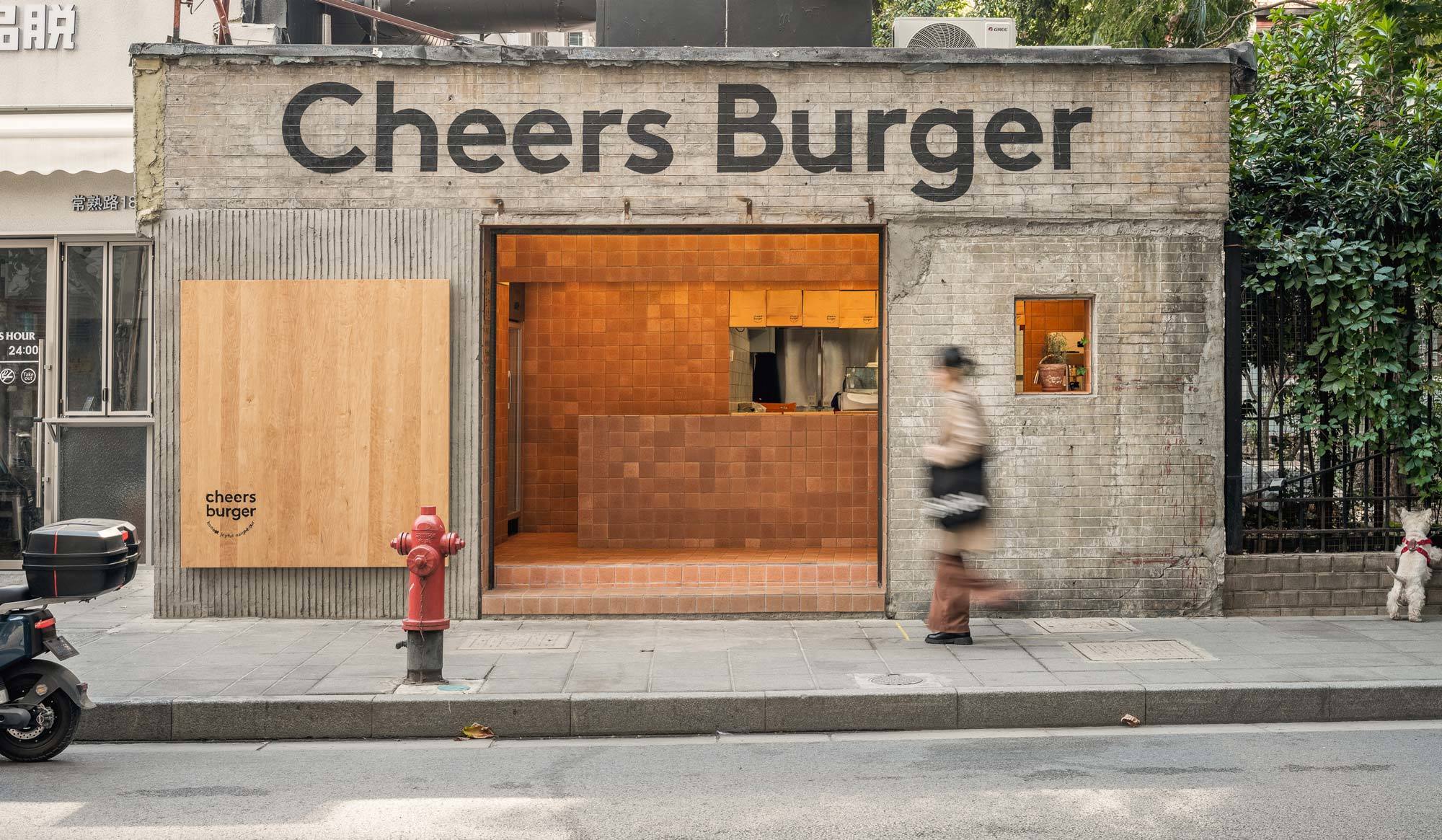 Cheers Burger, Shanghai: Roher Beton, beigefarbene Fliesen und unverputzte Flächen lassen den ursprünglichen Charakter der Shanghaier Altstadt wieder aufleben.