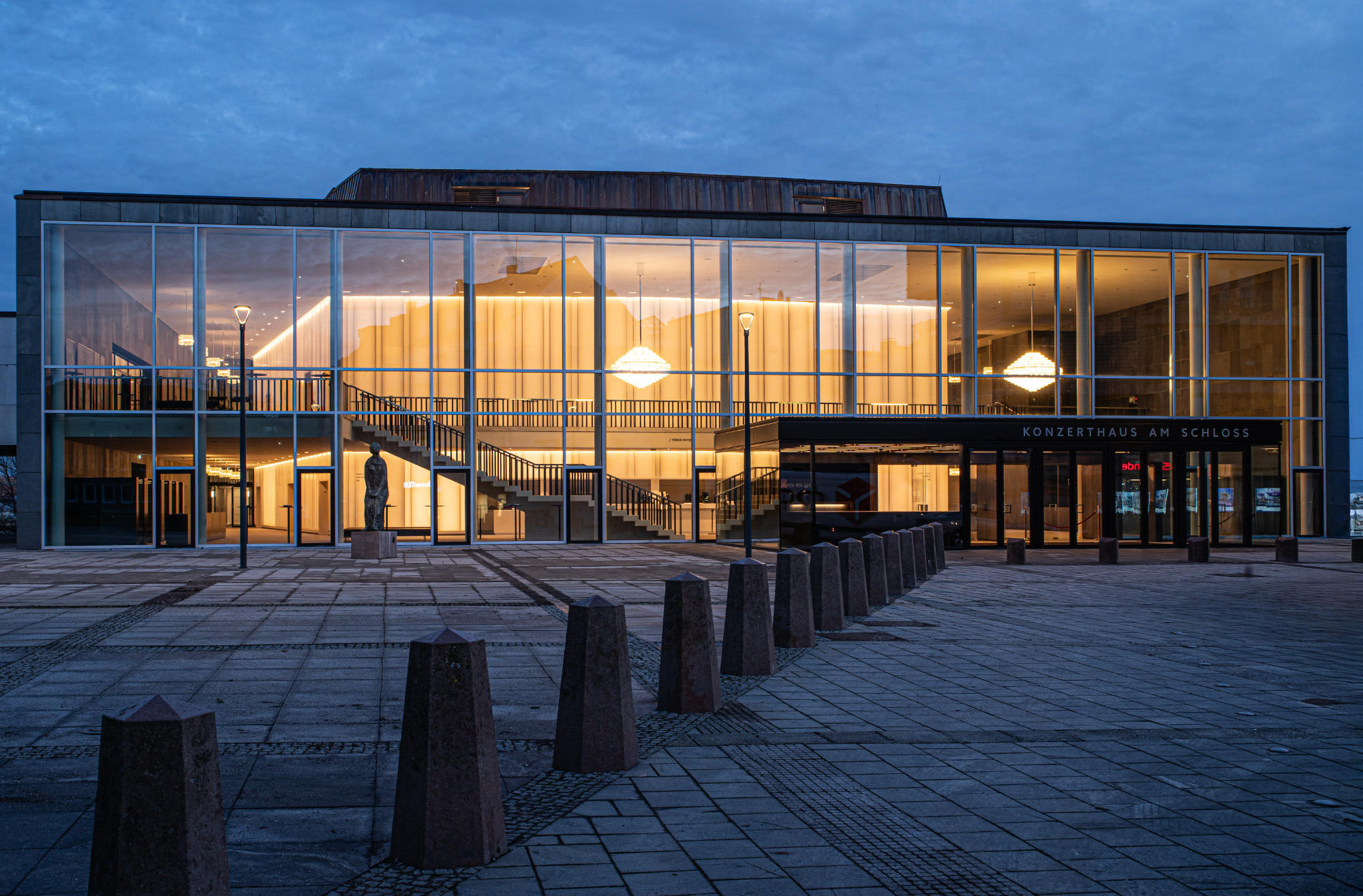 Konzerthaus am Kieler Schloss, Kiel: In den öffentlichen Waschräumen kommen berührungslose Wandarmaturen von VOLA (Modell 4311) in Schwarz glänzend zum Einsatz.