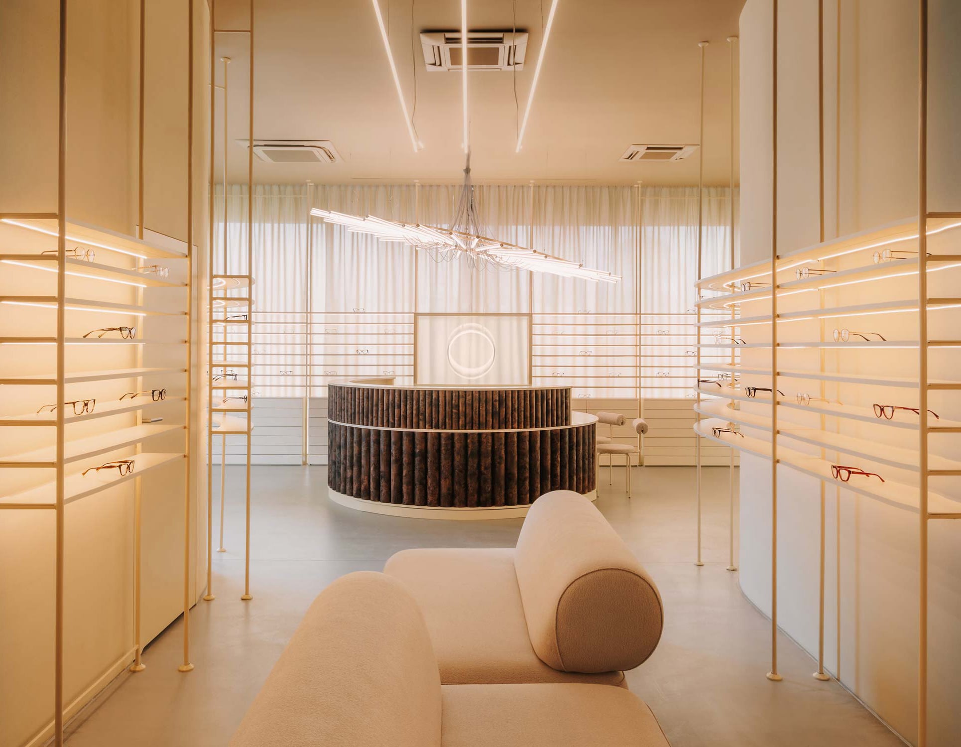 Bei der Planung von AUGA berücksichtigten die Architekt*innen künstliches und natürliches Licht gleichermaßen.