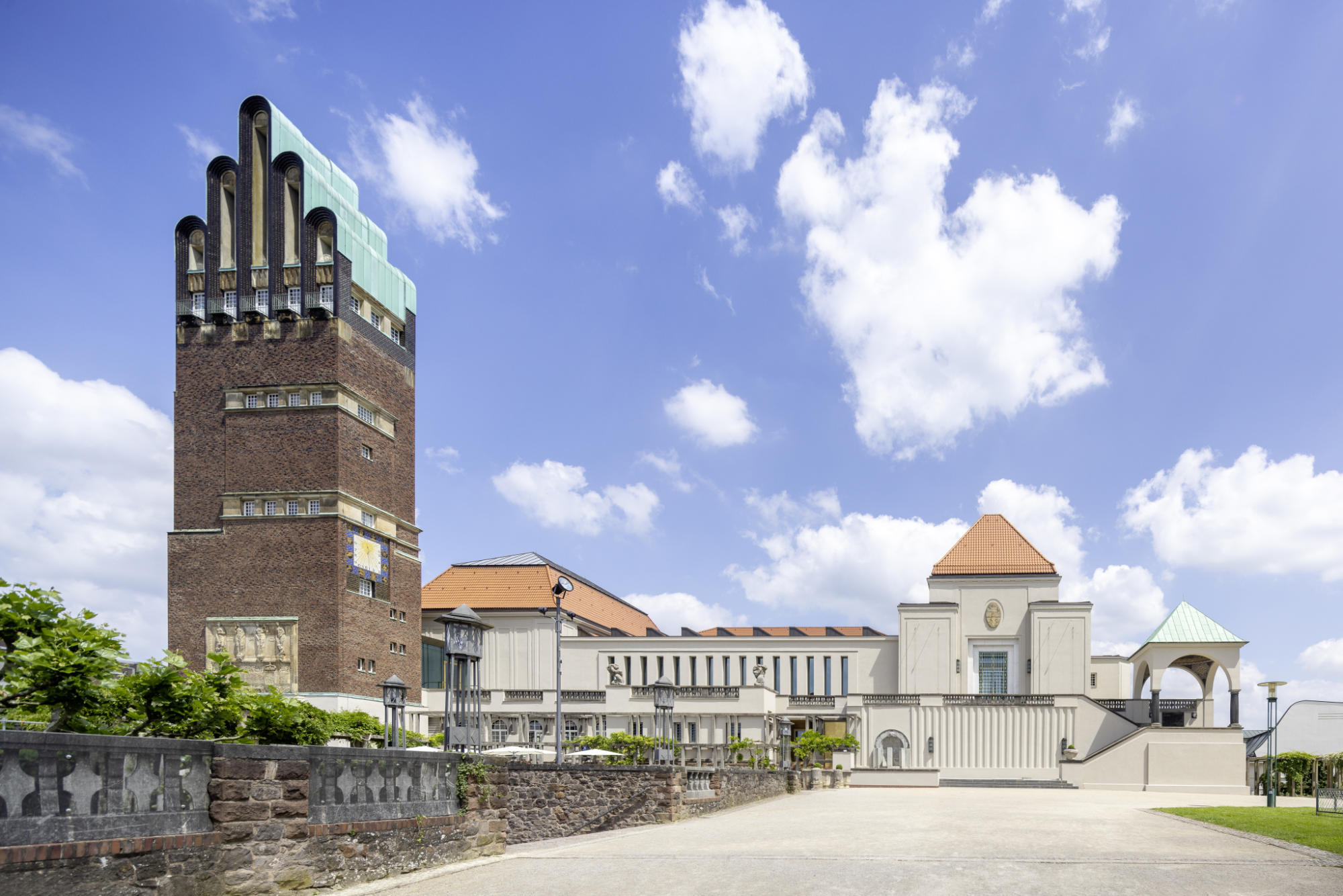 Ausstellungsgebäude Mathildenhöhe, Darmstadt: Bei der Sanierung wurden Einhebelmischer von VOLA (Modelle 121L und 121) in gebürstetem Edelstahl beziehungsweise Naturmessing eingesetzt.