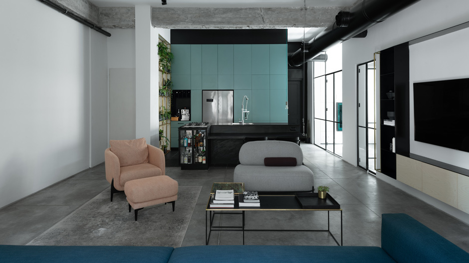 Beton, Glas, Metall, Holz und Wohntextilien: Der gekonnte Mix aus unterschiedlichsten Materialien im Interior spiegelt den lebhaften Charakter der Stadt Tel Aviv. Beton, Glas, Metall, Holz und Wohntextilien: Der gekonnte Mix aus unterschiedlichsten Materialien im Interior spiegelt den lebhaften Charakter der Stadt Tel Aviv.