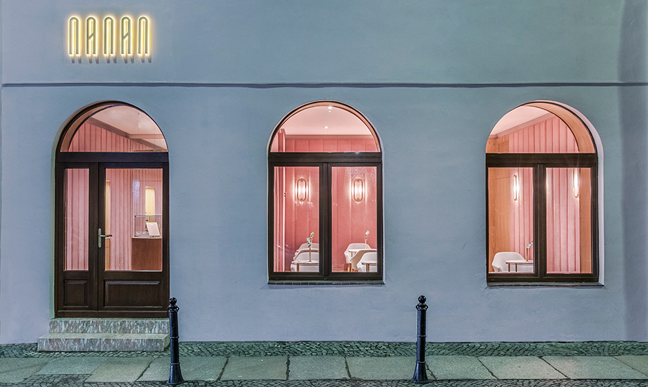 Auf die Straße wirkt das Nanan wie eine rosa Laterne und sorgt vor allem zur blauen Stunde für eine ganz besondere Atmosphäre.