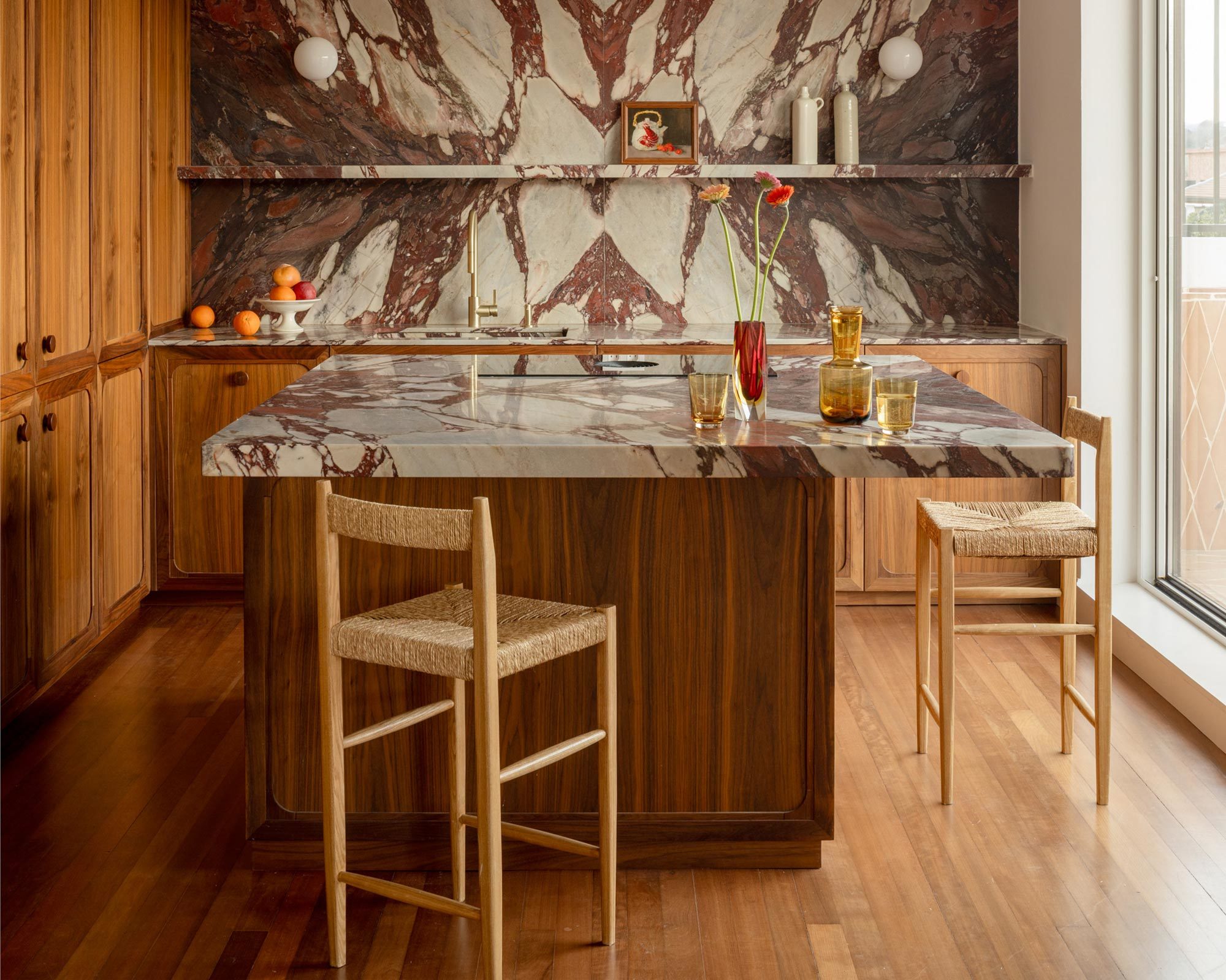 In der Küche des Apartments Mayor setzte das spanische Architekturbüro BabelStudio elegante Akzente mit dem italienischen Marmor Calacatta Viola.
