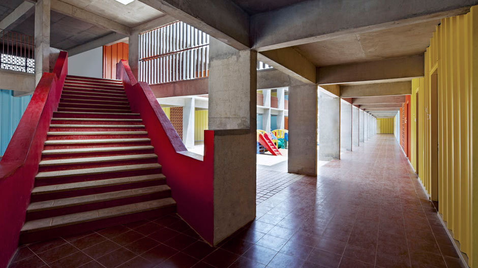 Insgesamt fünfundzwanzig Klassenzimmer grenzen an 2,5 Meter breite Flure.