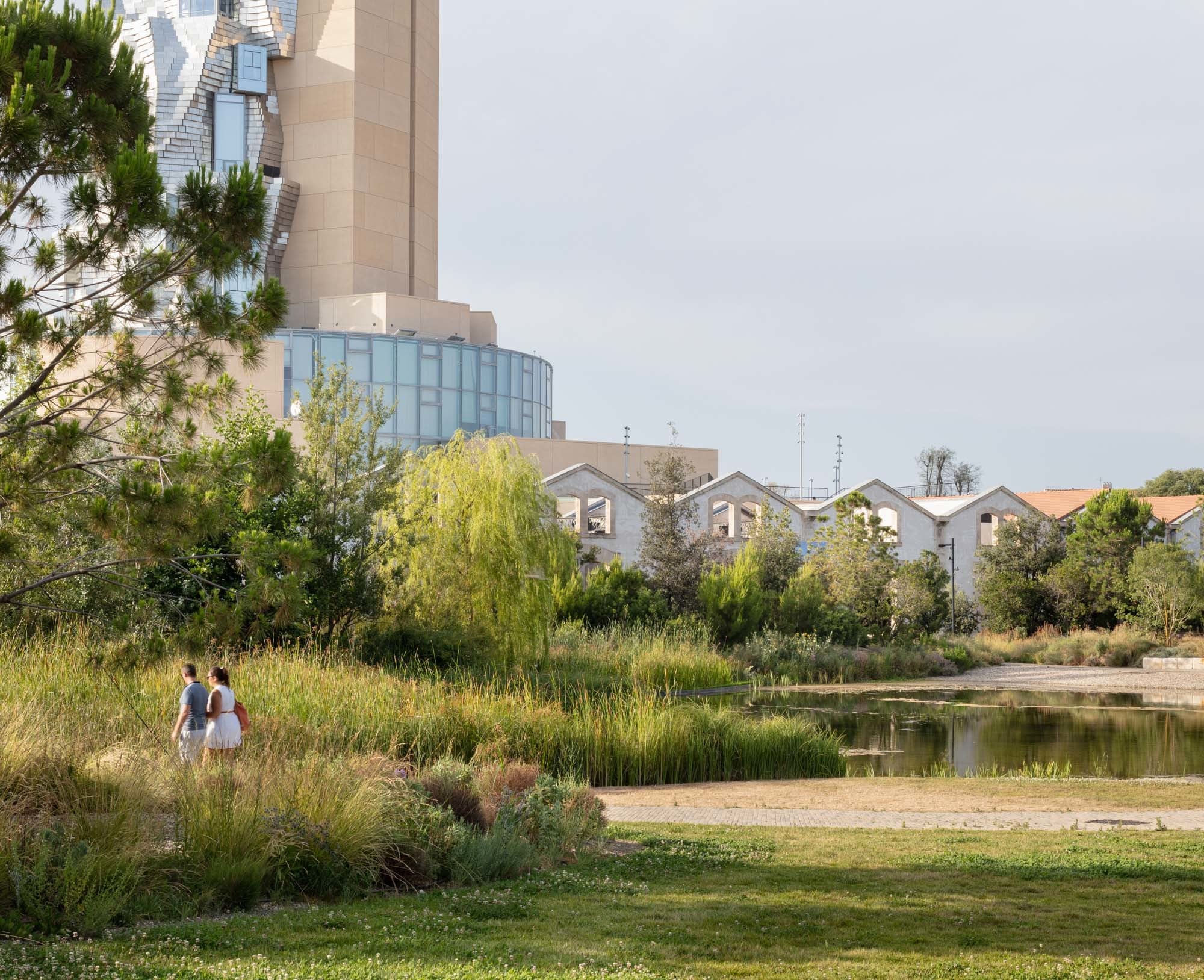 Der LUMA Parc des Ateliers in Arles gehört zu den bekanntesten Projekten des Landschaftsarchitekten Bas Smets. Im Hintergrund: der LUMA-Tower von Frank Gehry.
