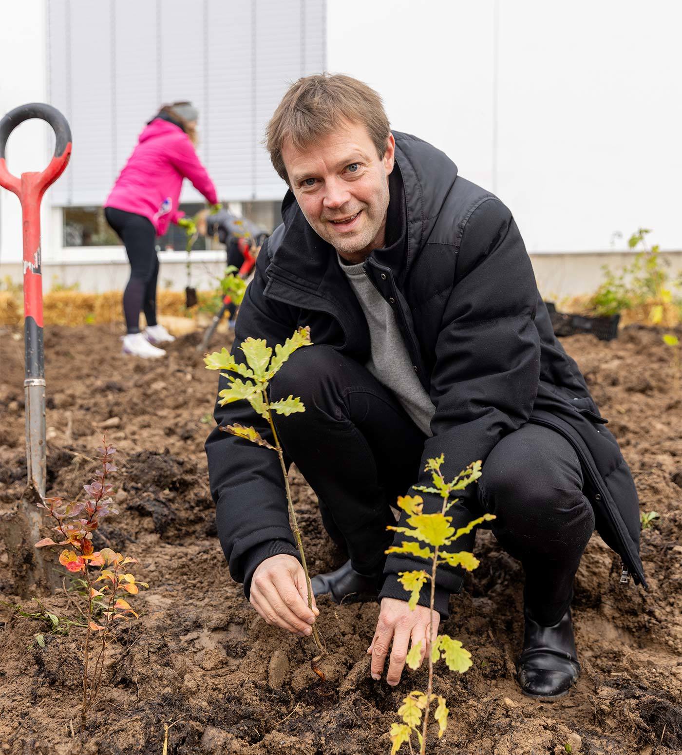 Bas Smets beim Bepflanzungsprojekt auf dem Vitra Campus in Weil am Rhein