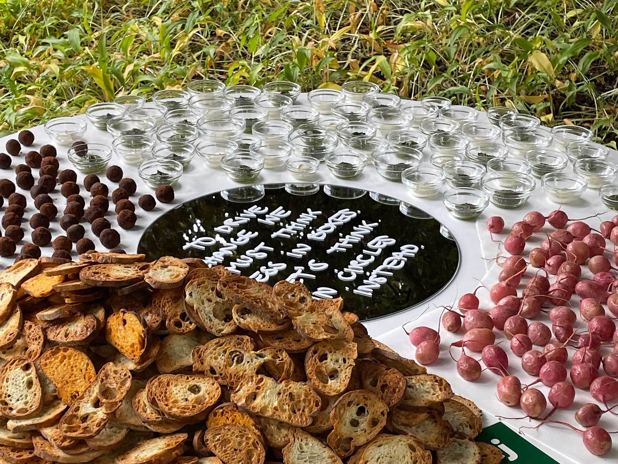 Im Rahmen der österreichischen Architekturtage 2024 hat  Brini Fetz Snacks aus geretteten Lebensmitteln gestaltet.
