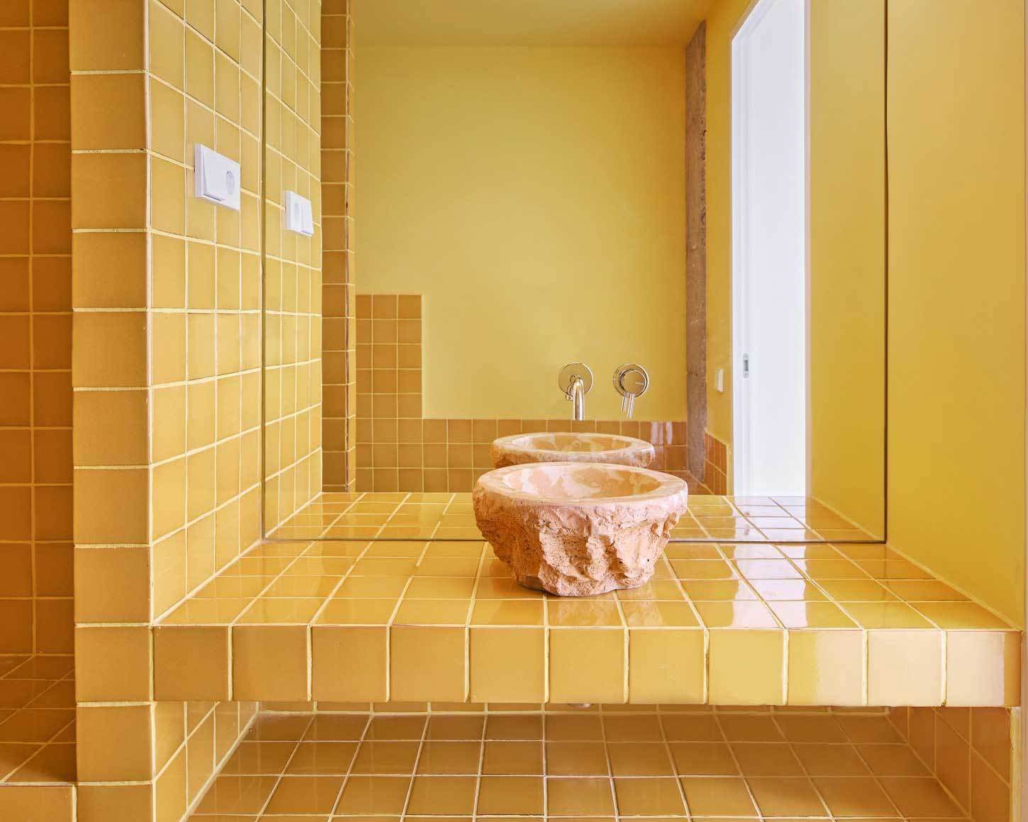 Fliesen werden im Bad längst nicht mehr nur als funktionale Oberfläche eingesetzt. Mit Farbe, Relief und Materialität prägen sie Räume zunehmend auch auf architektonischer Ebene.