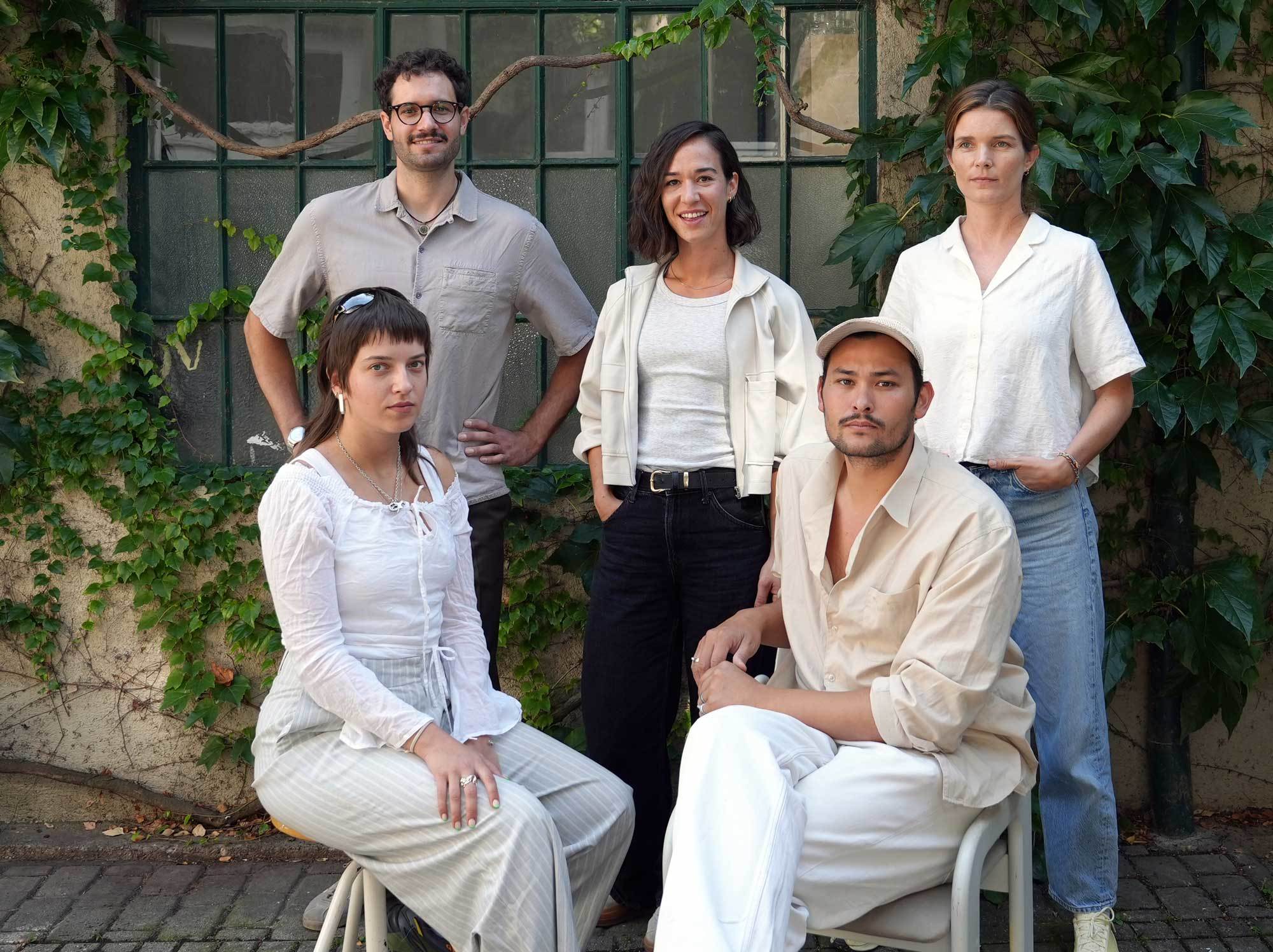 Vom Dachgeschoss in den Hinterhof, von der Limonadenfabrik ins Homeoffice: In Wien lebt der kollektive Geist! Ein Rundgang zu den Ateliergemeinschaften, Kollektiven und Netzwerken, die sich im Rahmen des Festivals Vienna Design Week 2025 präsentierten. Im Bild: das Team des Kollektivs CO – AG.