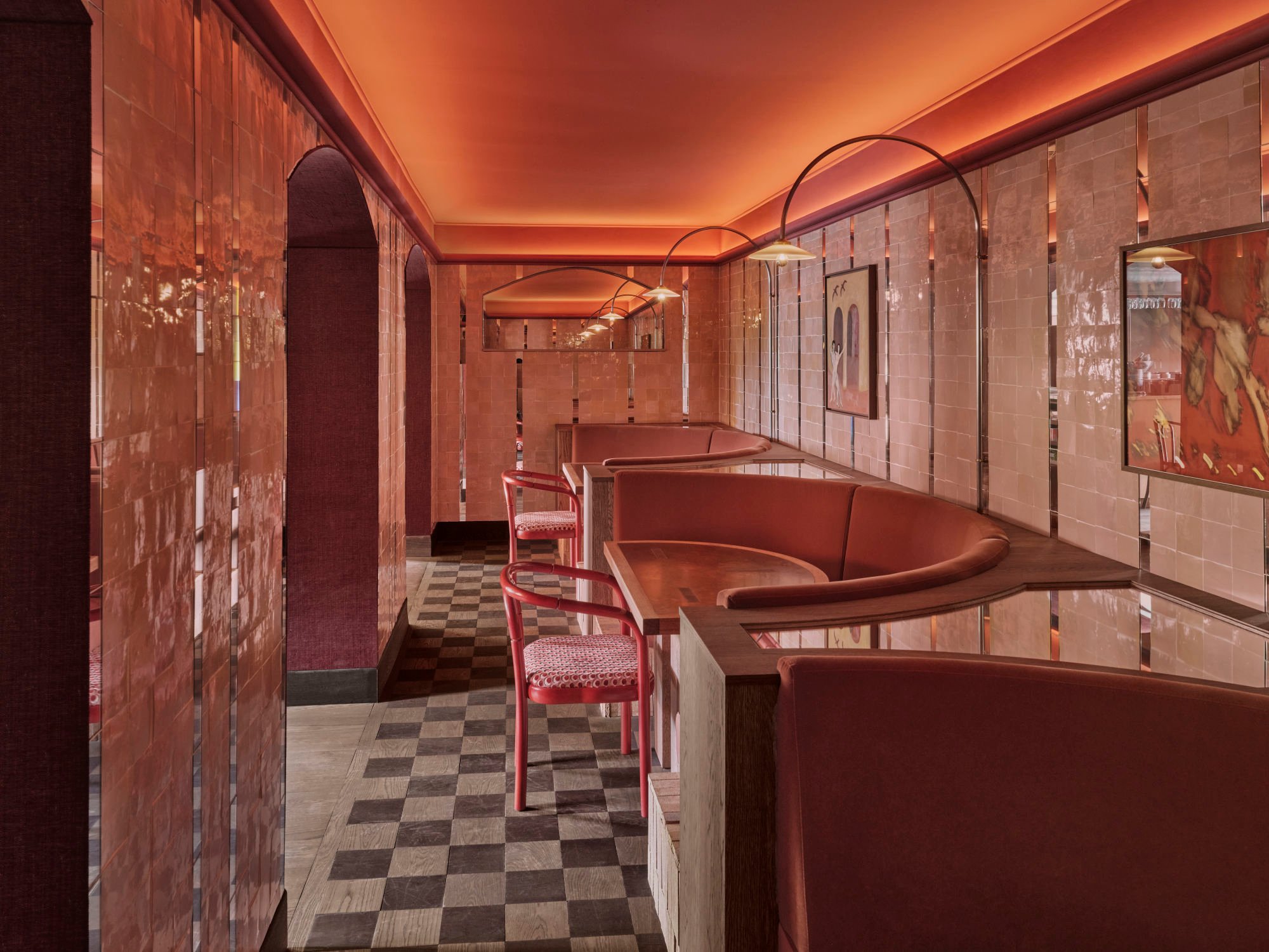 Studio Modijefsky inszenierte das historische Café Vertigo im Amsterdamer Vondelpark mit rotem Samt, Spiegeldecken und räumlicher Dramatik neu – als elegante Hommage an die eigene und an die cineastische Geschichte.