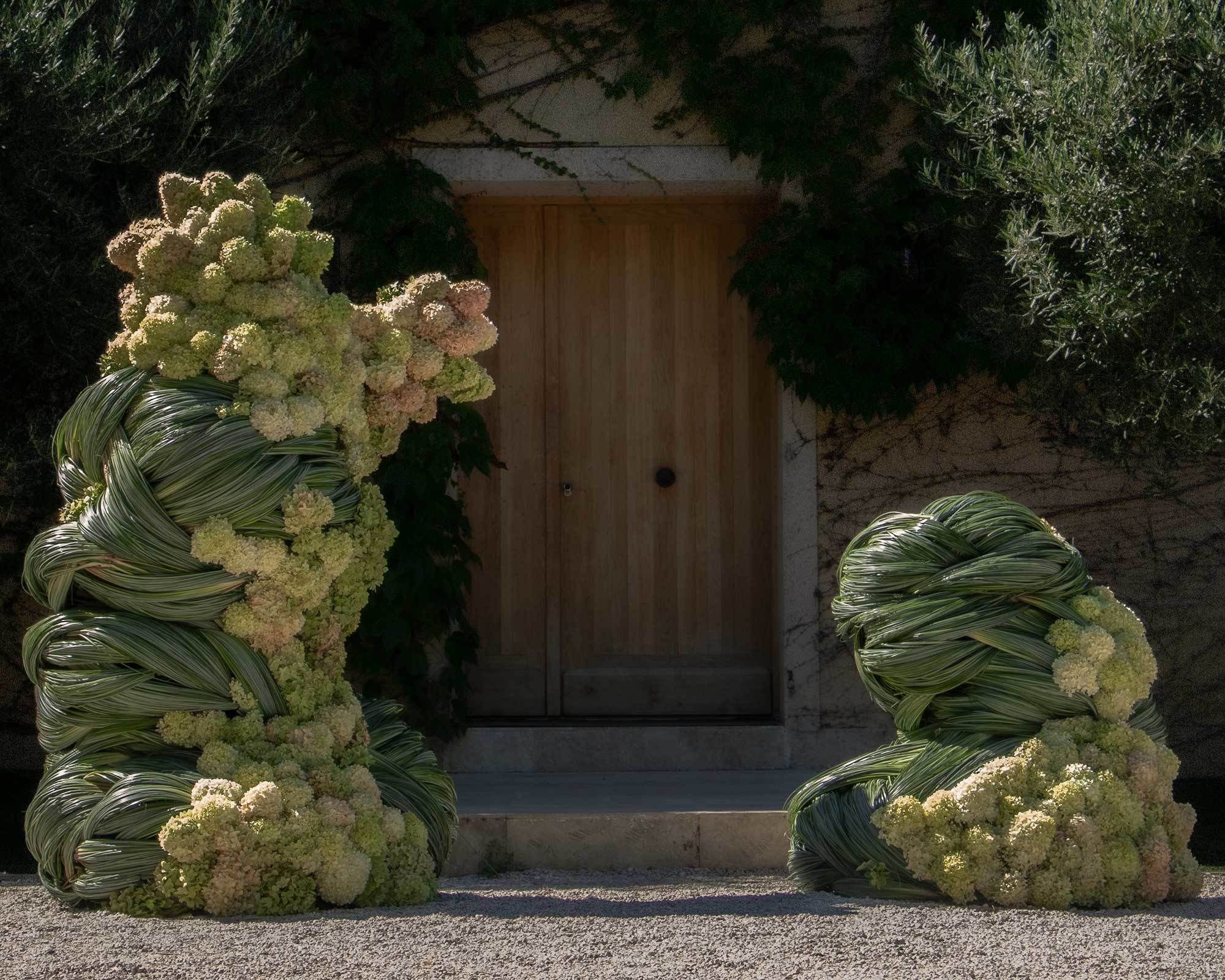 Die Masterfloristin Carolin Ruggaber stellt die vergängliche Schönheit der Natur in den Mittelpunkt ihrer Arbeit wie in Cassis 2025.
