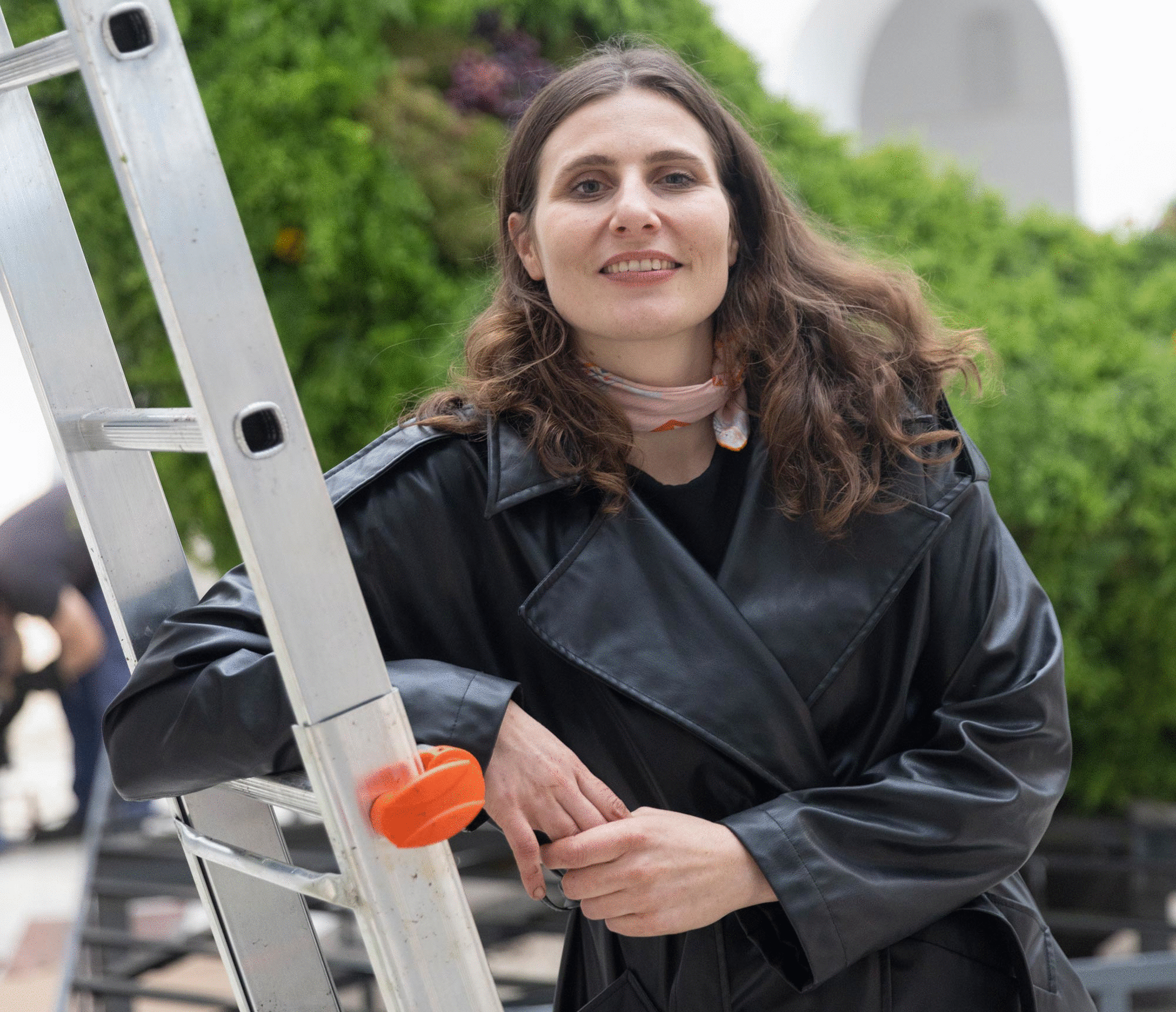 Carolin Ruggaber verwandelt Pflanzen in florale Installationen und lebendige botanische Kompositionen.