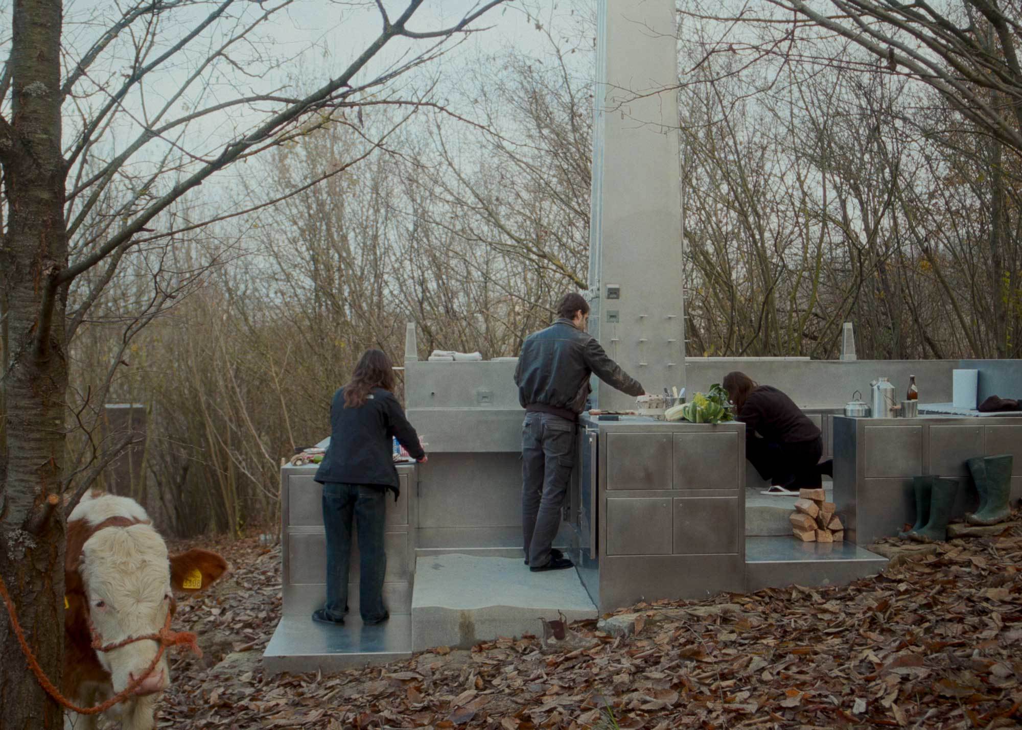 Ein sieben Meter hoher Metallmonolith bildet das Zentrum von The Missing Room. Er erreicht in etwa die Höhe der umliegenden Bäume.