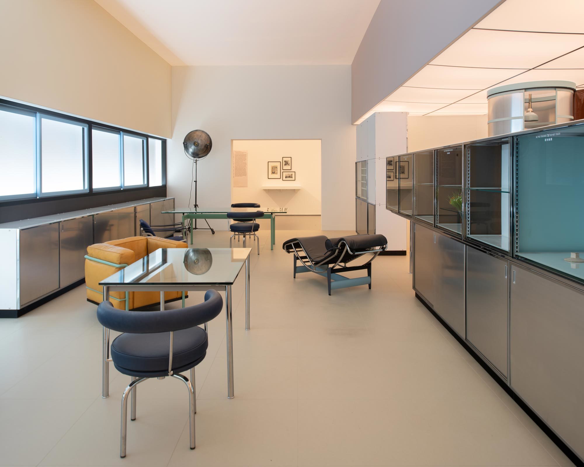 Charlotte Perriand. Die Kunst des Wohnens, Ausstellungsansicht im Kaiser Wilhelm Museum, Cassina-Rekonstruktion des Salon d’Automne, 1929© FLC, VG Bild-Kunst, Bonn, 2025 © VG Bild-Kunst, Bonn, 2025