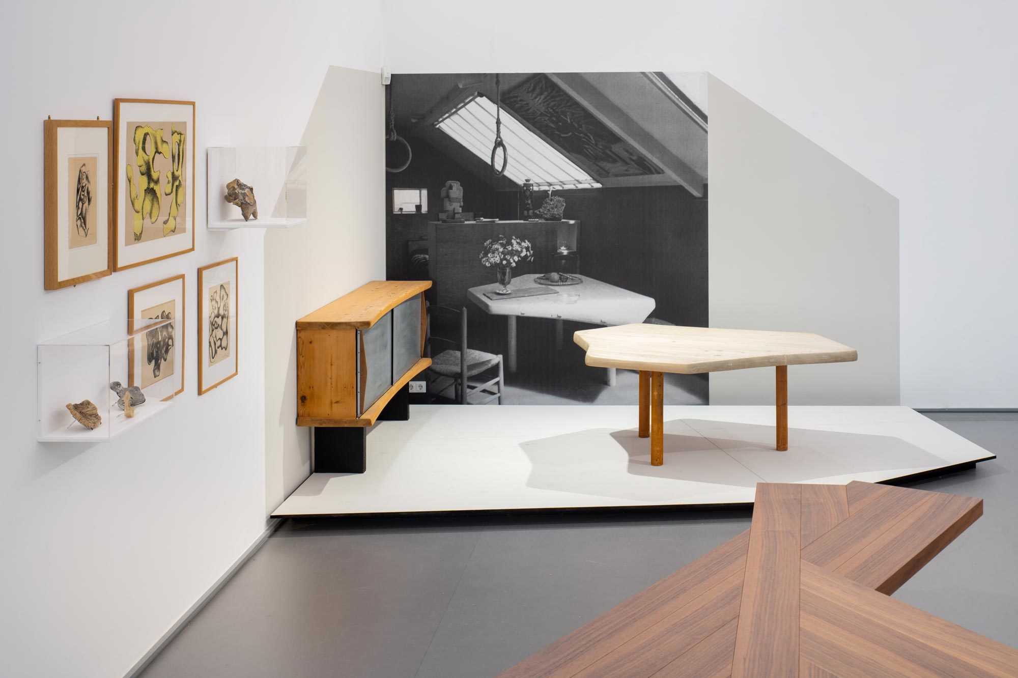 Charlotte Perriand. Die Kunst des Wohnens, Ausstellungsansicht im Kaiser Wilhelm Museum, Cassina-Rekonstruktion des Salon d’Automne, 1929© FLC, VG Bild-Kunst, Bonn, 2025 © VG Bild-Kunst, Bonn, 2025