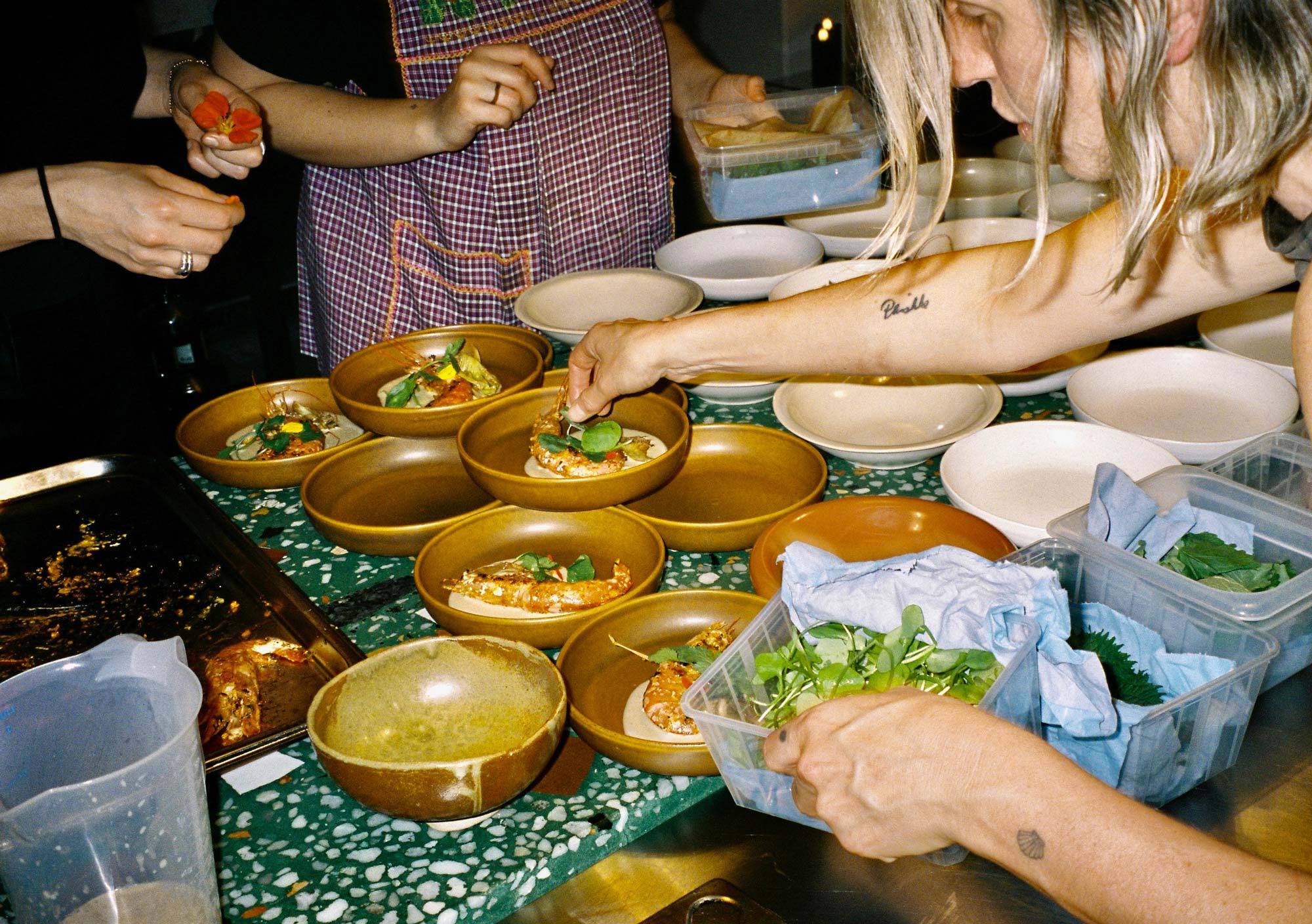 Sie sind Künstler*innen, Designer*innen, Köch*innen und sie inszenieren Essen – jenseits von Restaurants und Cafés. Chelsea Turowsky (im Bild), Alix Lacloche oder Laila Gohar lassen uns Nahrungsmittel auf ungewöhnliche Weise erleben. Über eine junge, internationale und überwiegend weibliche Szene von kulinarischen Studios und über das, was sie antreibt.