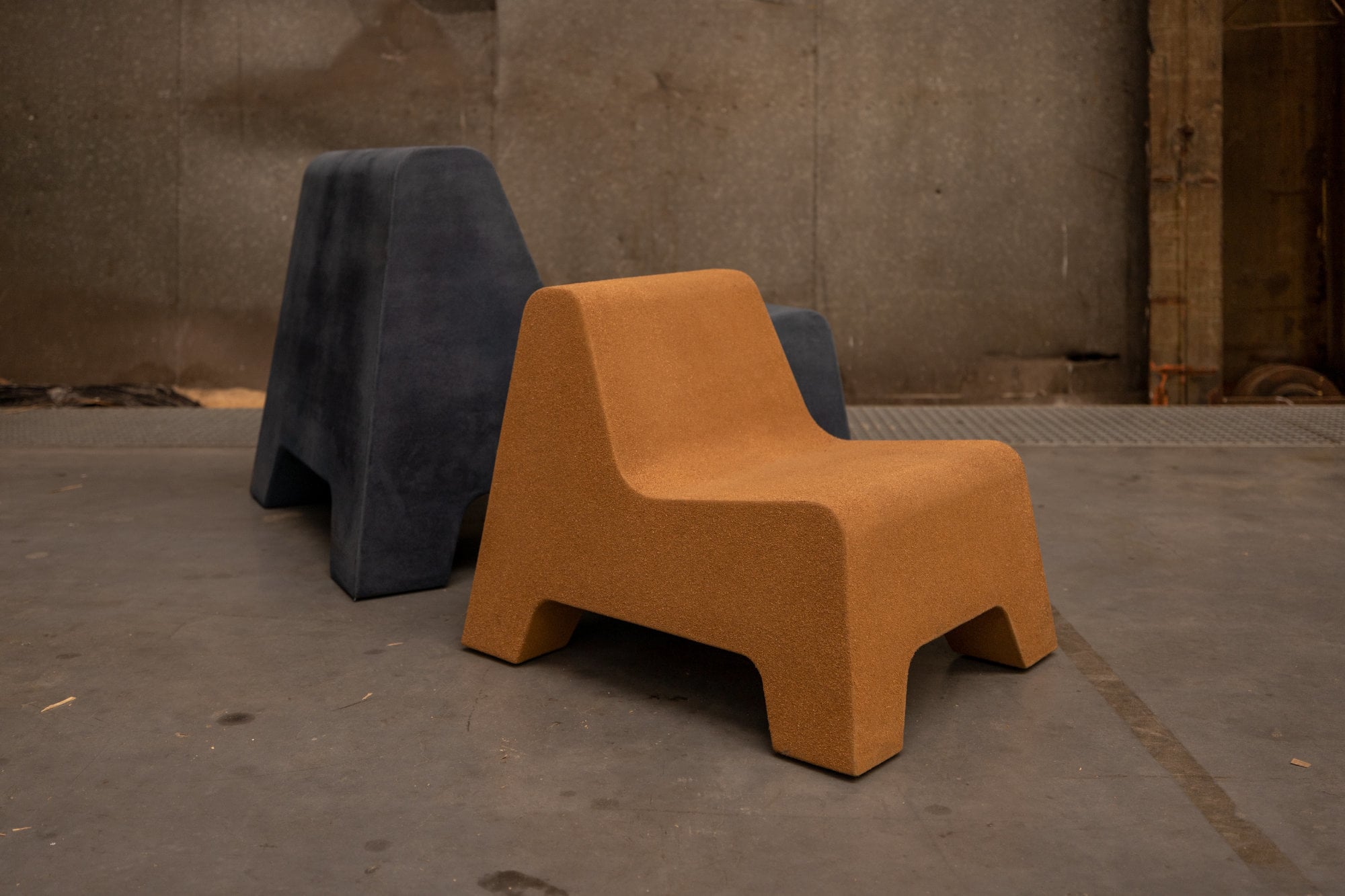 Die Oberfläche dieser Sitzmöbel entsteht durch aufgesprühte Schichten aus recyceltem Material – etwa Kork, Jeans oder Beton. Basis ist das Endlosbeschichtungssystem Endless Life von Cooloo.