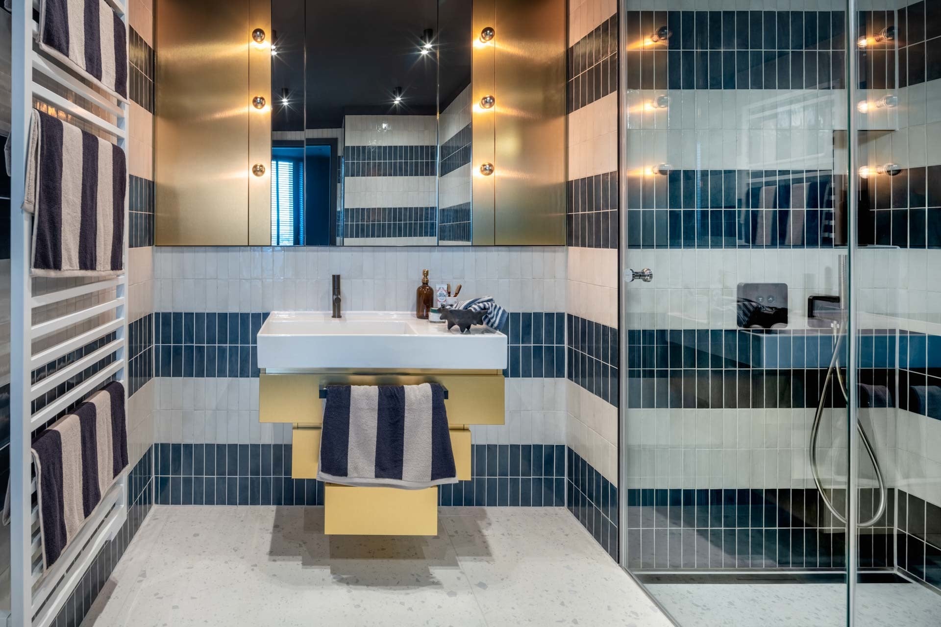 In den Bädern des HPQ Living in Frankfurt darf ein Detail nicht fehlen: das Entwässerungssystem DallFlex von Dallmer mit der Duschrinne CeraFloor.