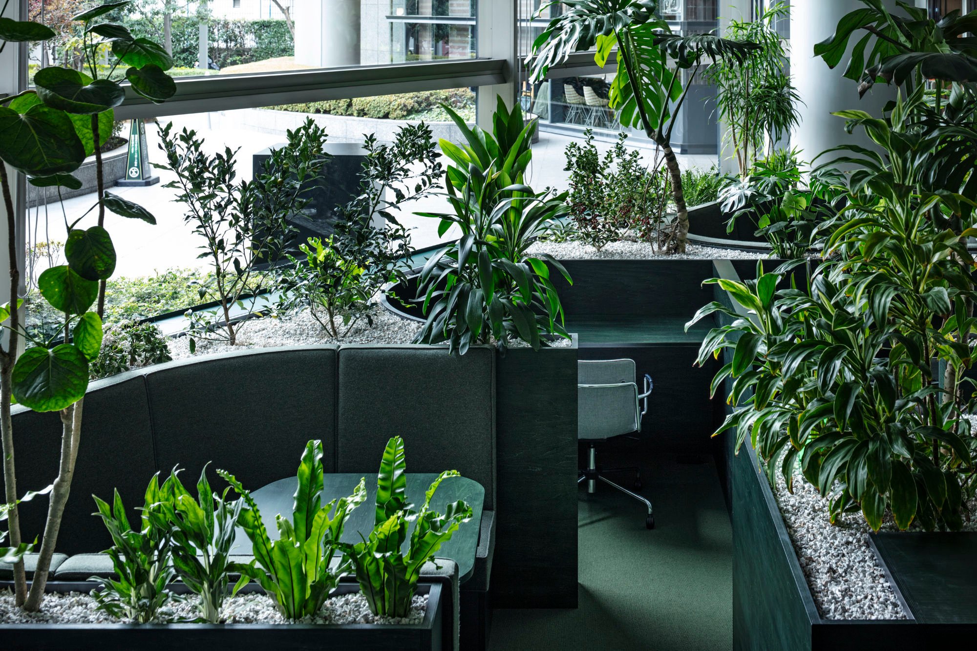 In Tokio hat DDAA das Büro eines Schreibwarenherstellers in einen Indoor-Urwald verwandelt. Sitznischen, grüne Rückzugsräume und eine Lichtung mit Snackbar machen die Arbeit zu einer kommunikativen Expedition. In Tokio hat DDAA das Büro eines Schreibwarenherstellers in einen Indoor-Urwald verwandelt. Sitznischen, grüne Rückzugsräume und eine Lichtung mit Snackbar machen die Arbeit zu einer kommunikativen Expedition.