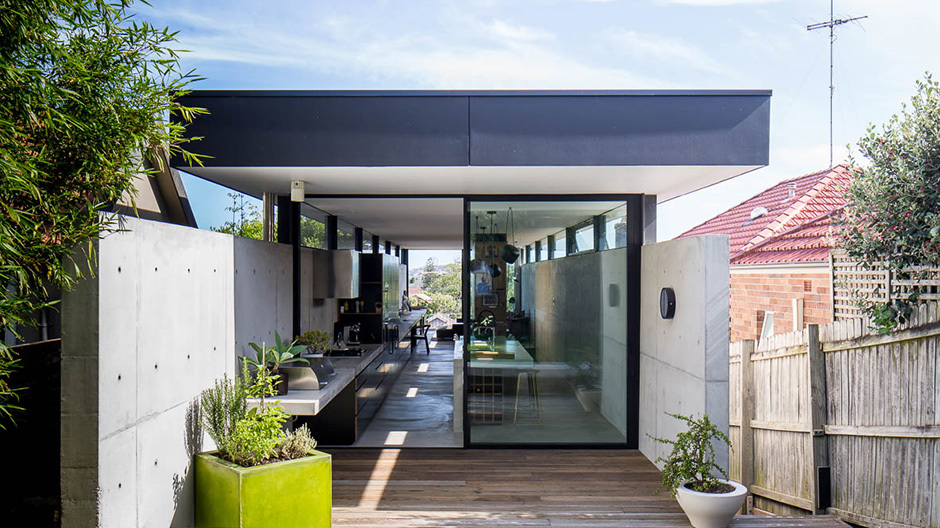 Wie man aus einer winzigen Parzelle mehr macht, zeigen MCK Architects mit dem Projekt Upsilon in einem Vorort von Sydney.