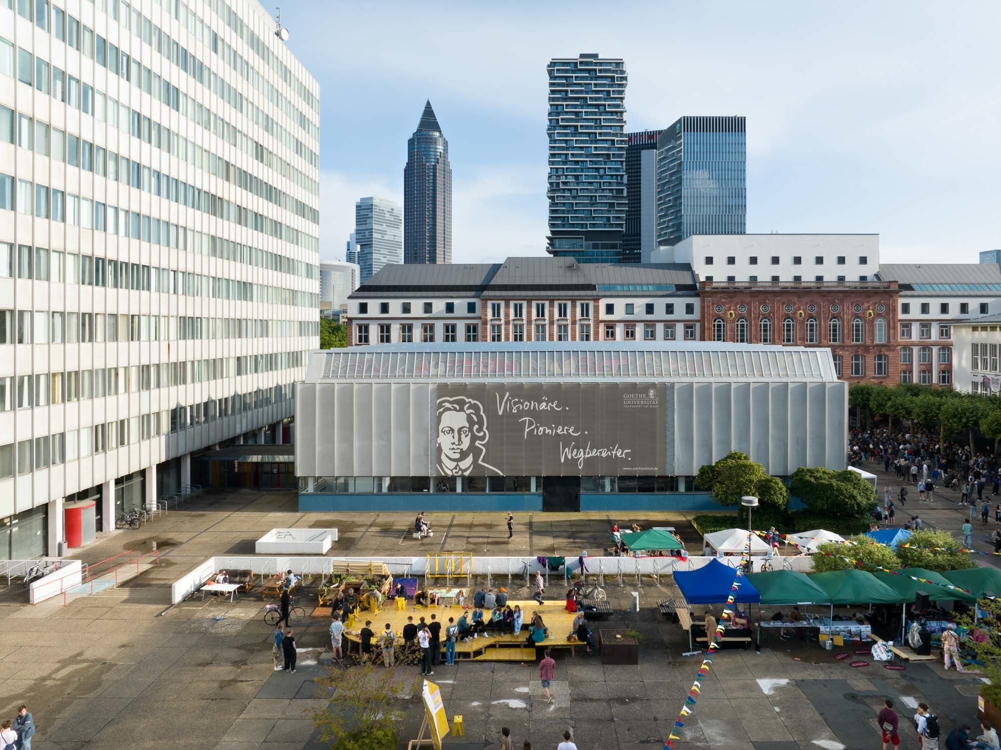 Im Rahmen der Initiative Making Frankfurt engagiert sich Jonathan Radetz im Projekt Vision 31 – Kulturcampus für die Aktivierung von Leerstand und partizipative Stadtentwicklung in Frankfurt.