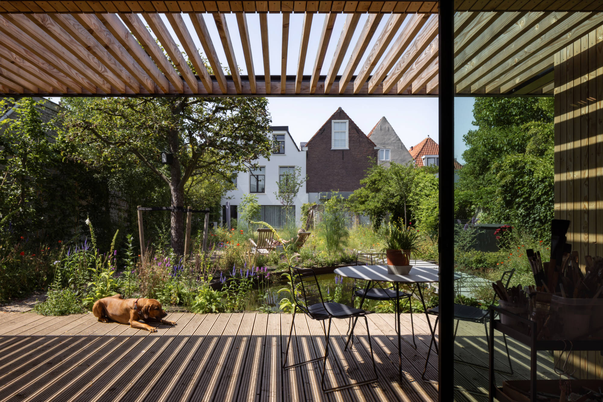 Rear House and Painter’s Studio, Delft, Niederlande – DP6, Maleratelier aus Douglasienholz mit vorgelagerter Verschattungskonstruktion