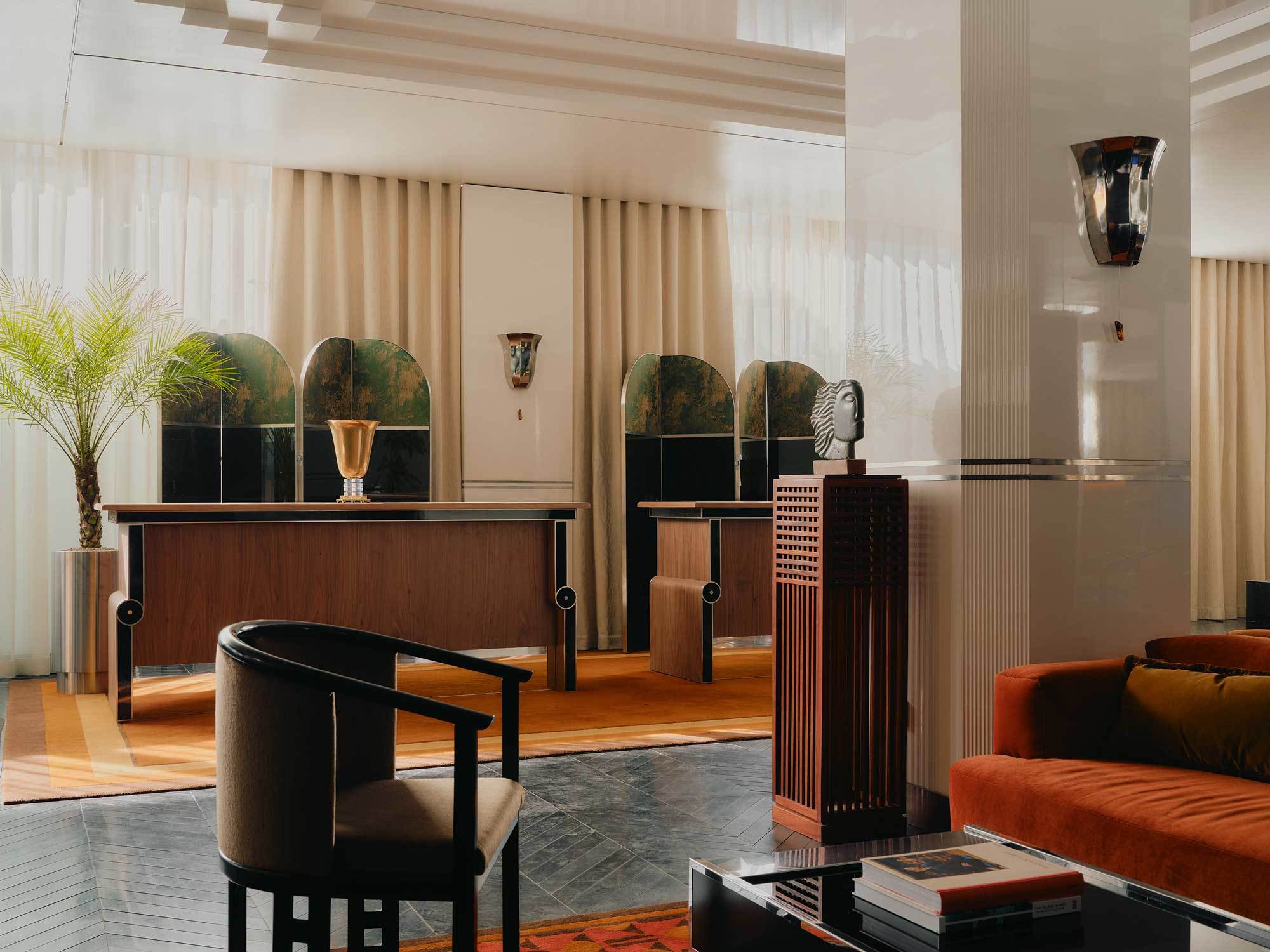 Kontraste in Form und Farbe: Die von Tatjana von Stein gestaltete Lobby vereint kühles Silber und glänzenden Lack mit samtigem Orange.