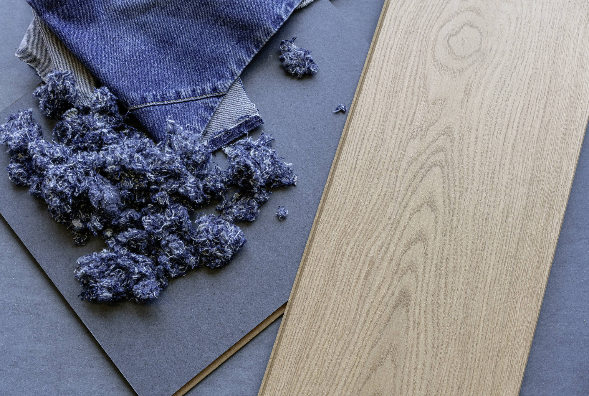 LICO transformiert textile Abfälle aus der Modeindustrie in einen strapazierfähigen Boden, indem recycelte Jeansfasern als Oberfläche in robusten Tragplatten verarbeitet werden.