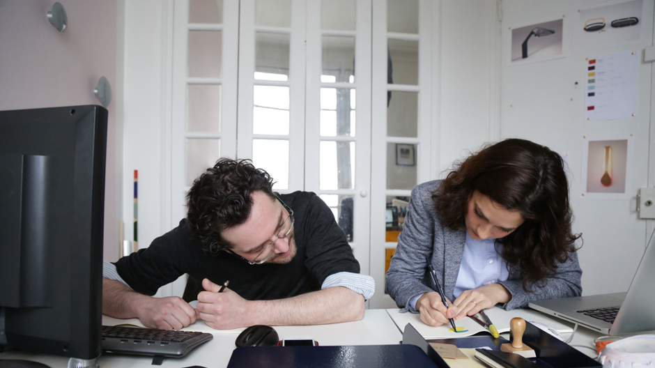 Die Designer Caroline Ziegler und Pierre Brichet bei der Arbeit.