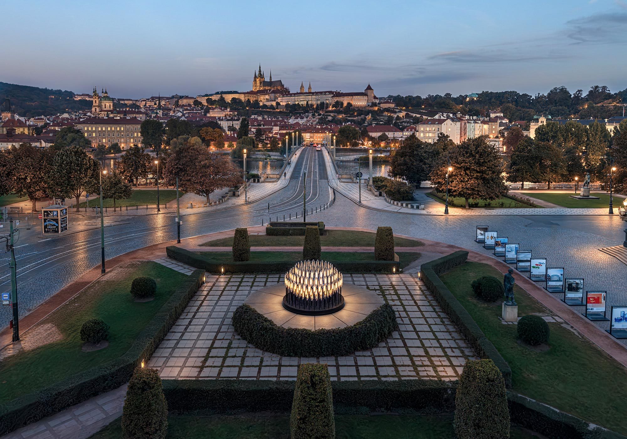 Lichtinstallation BEACON von Lee Broom für Brokis vor dem Rudolfinum in Prag