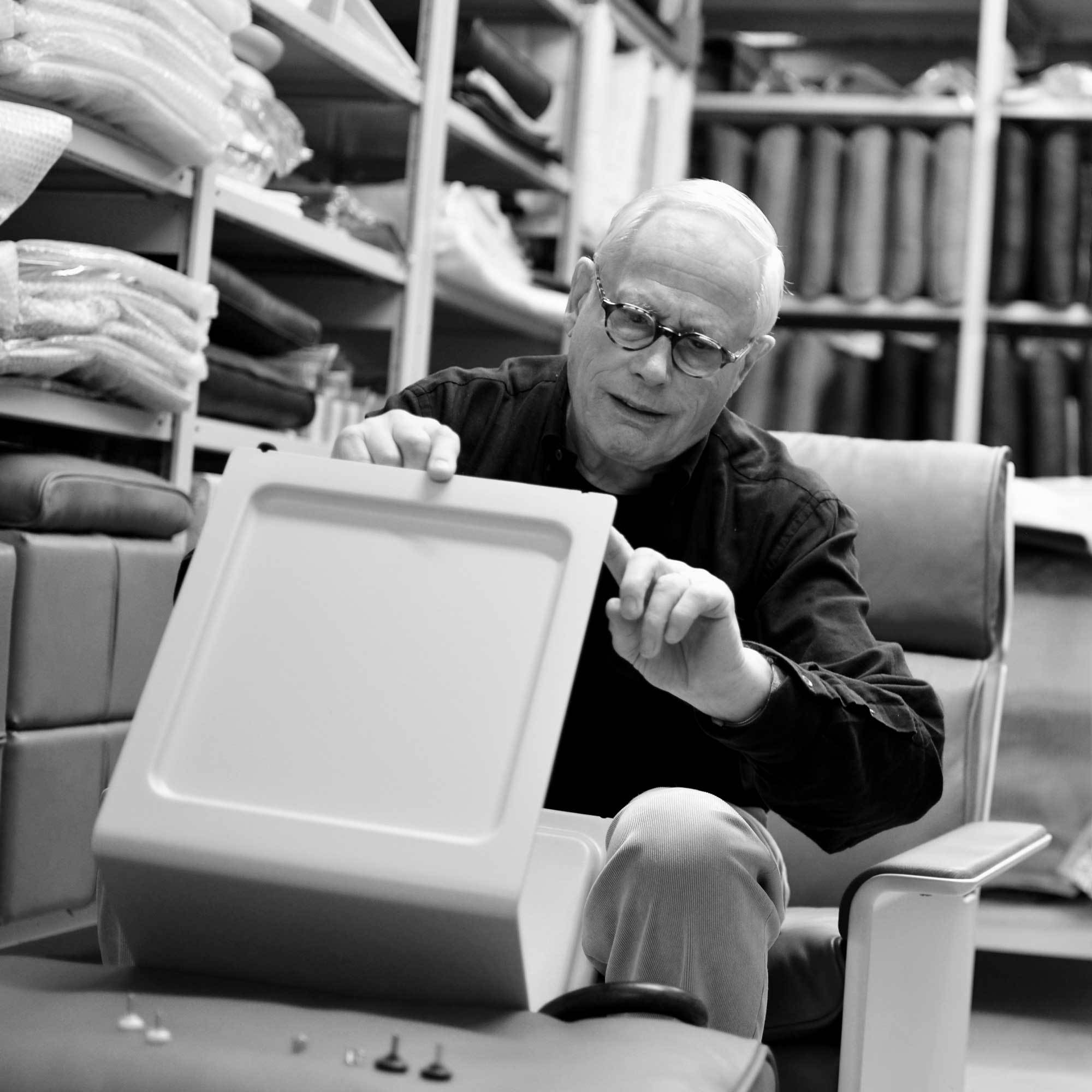 Dieter Rams mit dem Tisch 621 von Vitsœ, ein Entwurf aus dem Jahr 1962.