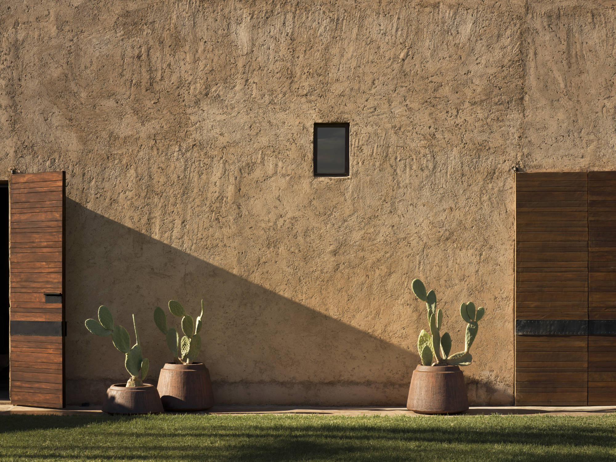 Nagori von Studio KO, inspiriert von der Villa D in Marrakesch, wirkt wie aus der Landschaft gewachsen.