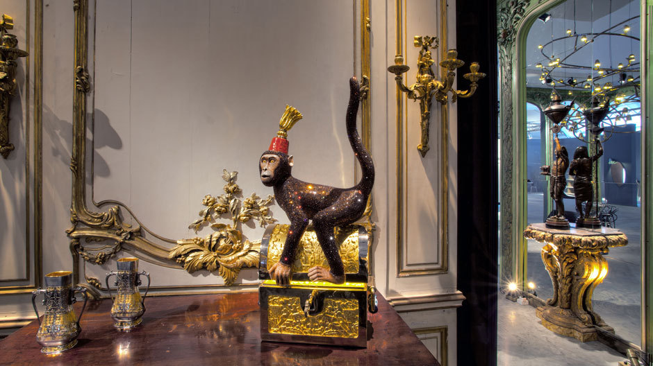 Der Gemeinschaftsstand von Galerie Steinitz und Carpenters Workshop Gallery, Paris, der historische Ausstattungsstücke und Möbel mit Zeitgenössischem zusammenbrachte. In der Mitte: das Objekt <i>Monkey Business</i> von Studio Job. Der Gemeinschaftsstand von Galerie Steinitz und Carpenters Workshop Gallery, Paris, der historische Ausstattungsstücke und Möbel mit Zeitgenössischem zusammenbrachte. In der Mitte: das Objekt Monkey Business von Studio Job.