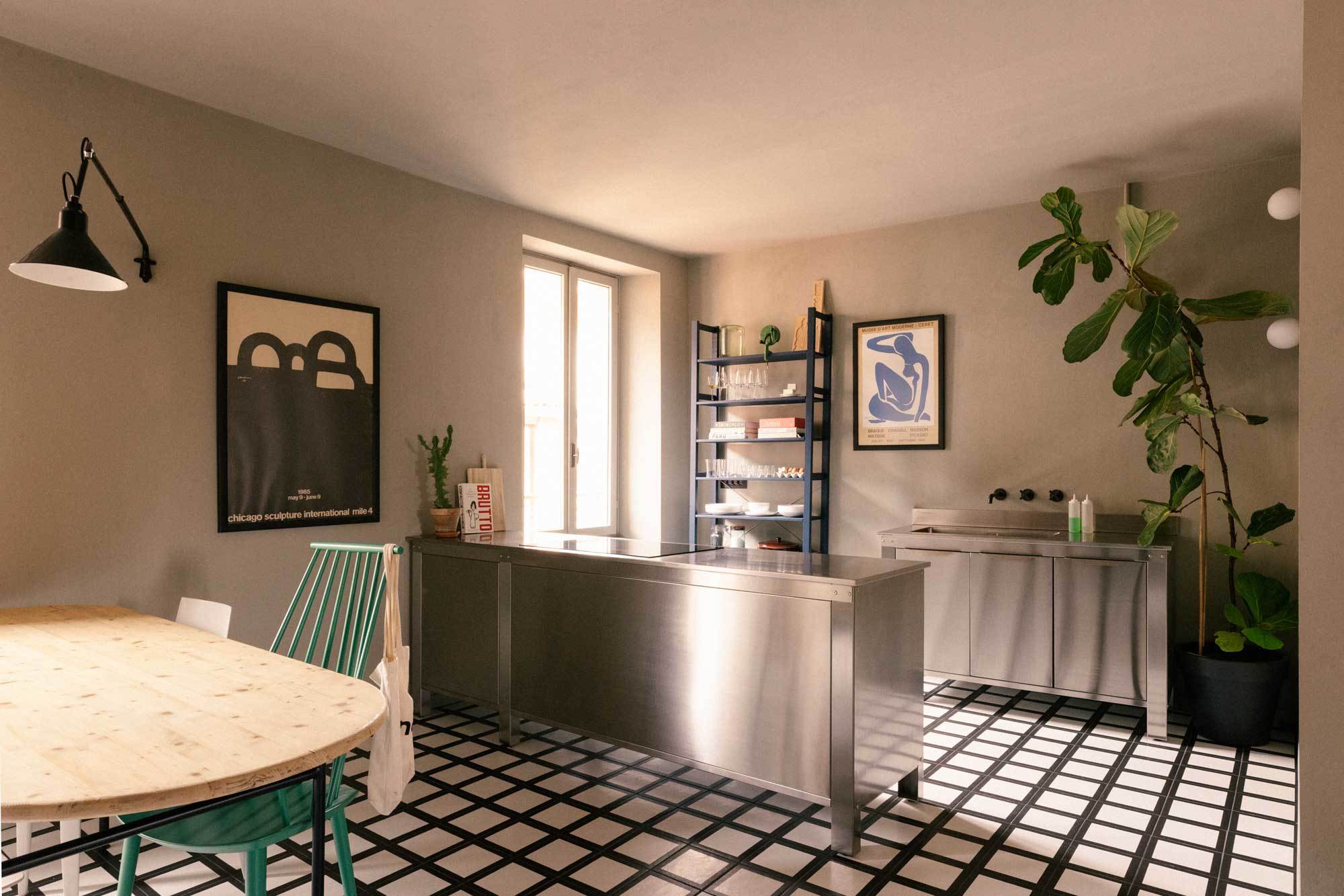 #1 COOL, ABER NICHT KALT: DER MATERIALKLASSIKER EDELSTAHLVery Simple Kitchen fertigt Küchen aus Edelstahl, oft auch in Farbe.