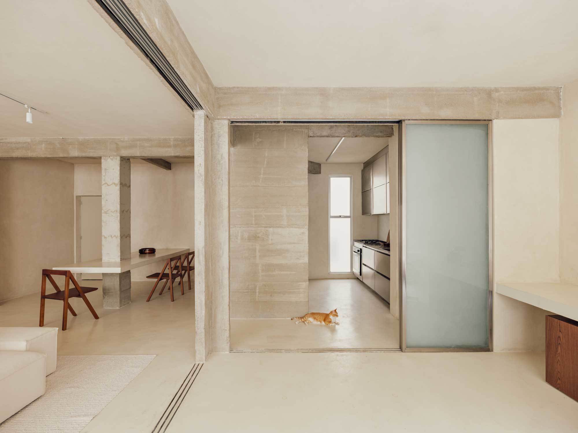 In Rio de Janeiro gestaltete Estudio Nama im 110 Quadratmeter großen Paissandu Apartment die Küche um die freigelegten Betonsäulen herum. Glatte Edelstahloberflächen setzen einen Kontrast zum rohen Beton.