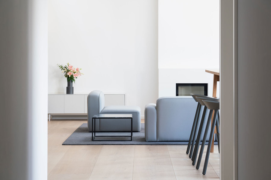 The architectural firm BBPA, together with Patrick Batek, redesigned an attic into an office. It looks so homely that you would love to move in.