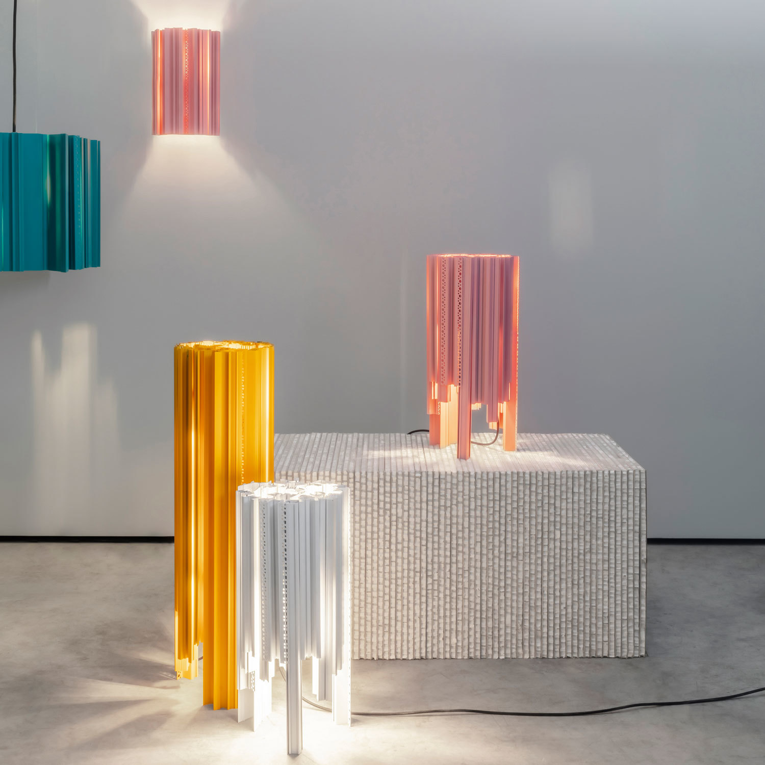 Die Leuchte High Profile entstand gemeinsam mit MVRDV und nutzt Aluminiumabschnitte aus der Produktion als Ausgangsmaterial.