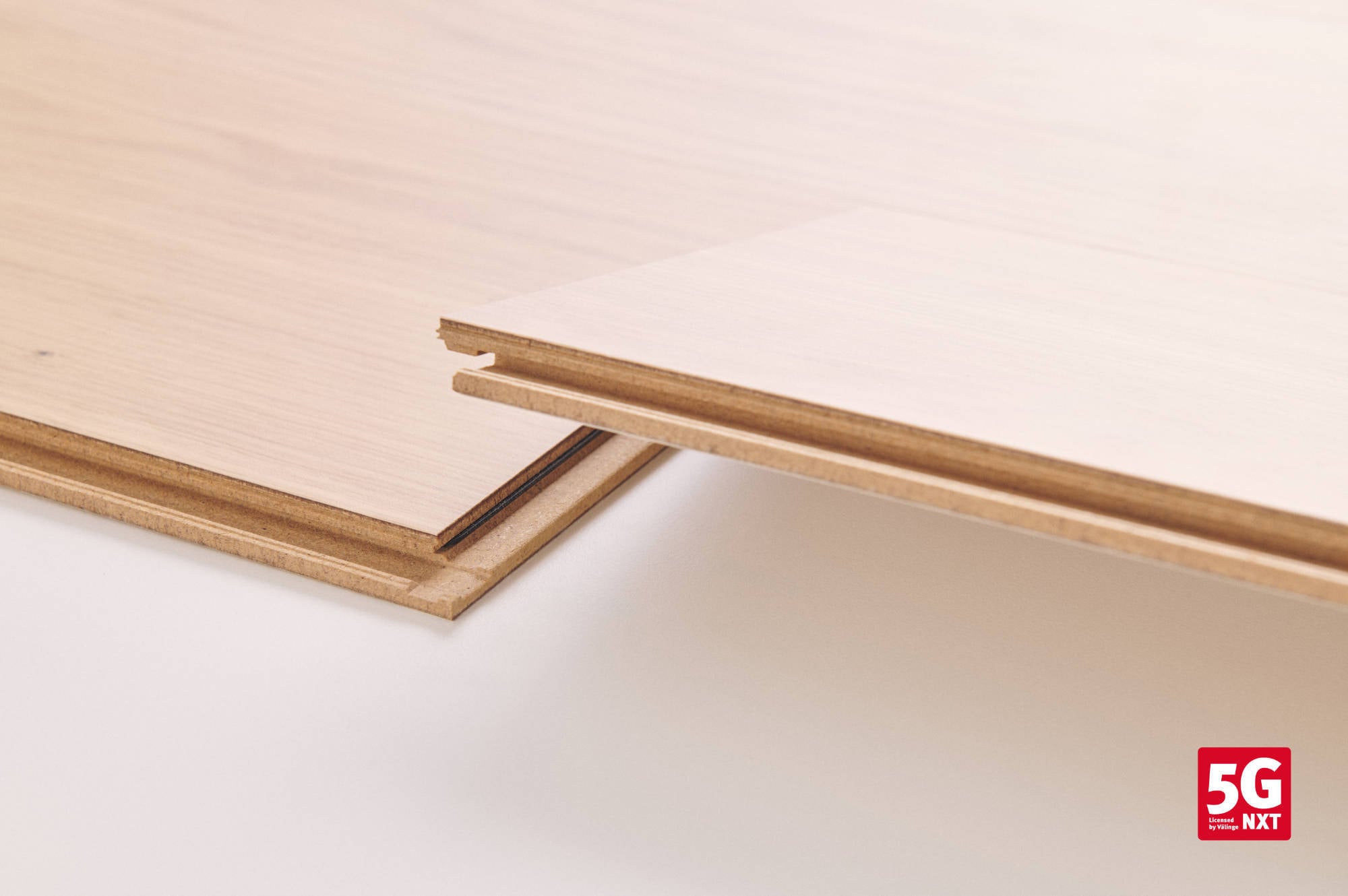 Välinge Innovation zeigt mit dem Verbindungssystem 5G NXT, wie sich Klickparkett erstmals stückweise, zerstörungsfrei zurückbauen und erneut verlegen lässt.