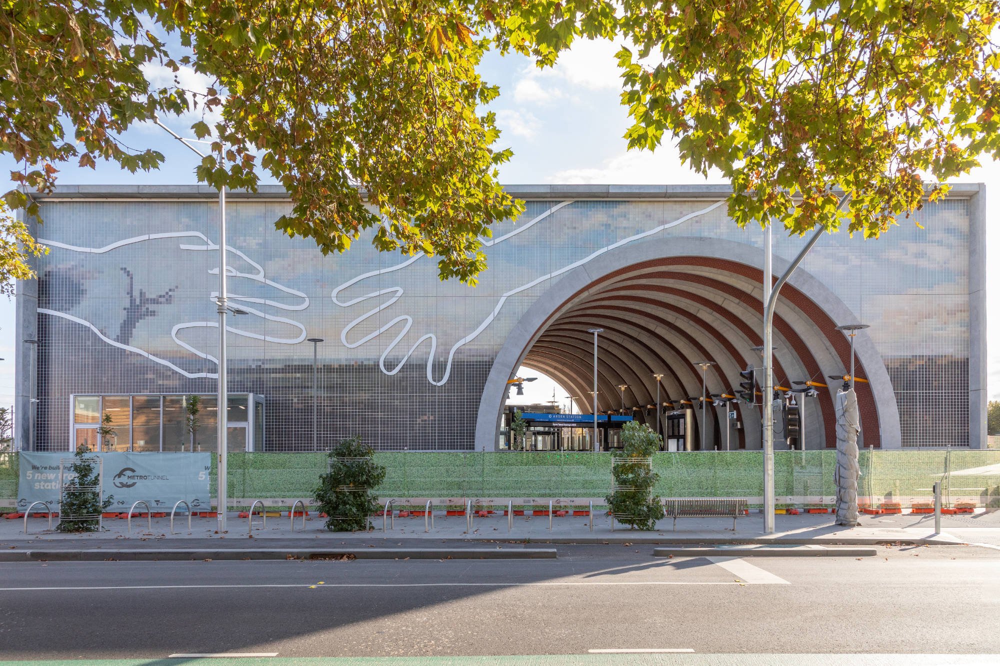 Die Ostfassade der Arden Station in Melbourne: Fiandre bedruckte 522 Quadratmeter Porzellanplatten mit einem Kunstwerk von Abdul Abdullah. Die Ostfassade der Arden Station in Melbourne: Fiandre bedruckte 522 Quadratmeter Porzellanplatten mit einem Kunstwerk von Abdul Abdullah.