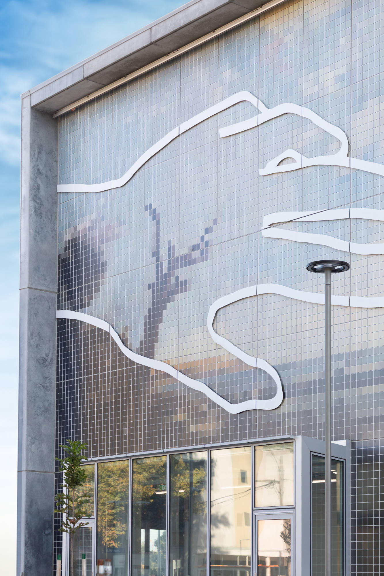 Zwei Aluminium-Hände überspannen die historische Landschaft – ein Symbol für Verbindung und Zusammenhalt.