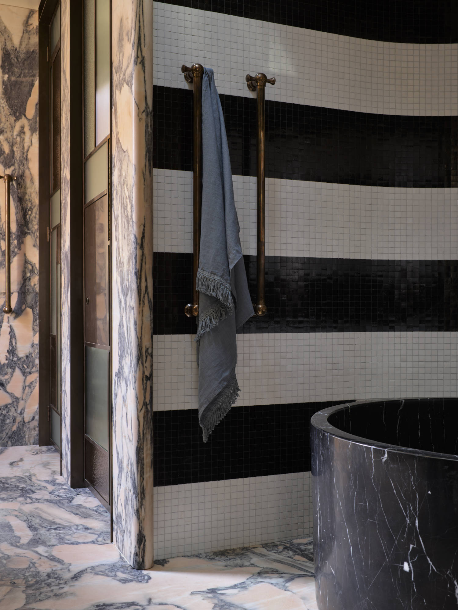 Flack Studio, Villeninterior Darling Point in Sydney: Schwarz-weiß gestreifte Mosaikflächen greifen den Hell-Dunkel-Kontrast des Marmors auf und setzen mit ihrer strengen Geometrie ein bewusstes Gegengewicht zur lebhaften Aderung.