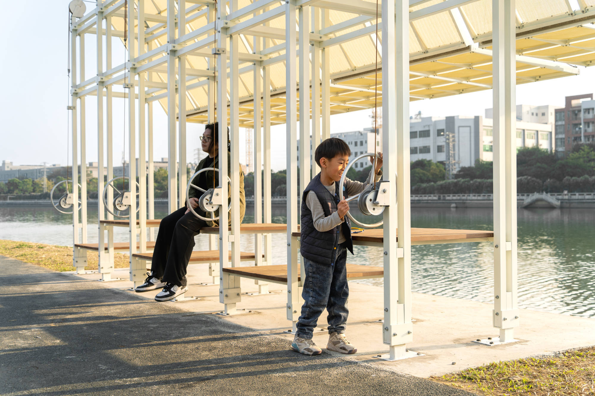 Flipmod, Standort Flussufer, Foshan, Guangdong, China, 2026 – Ambit Narrative Design, manuell verstellbares modulares Verschattungssystem