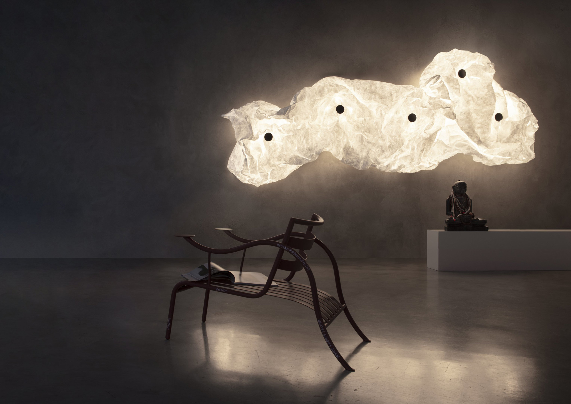 Licht verändert die Stimmung eines Raums wie kaum ein anderes Element. Neue Leuchtenentwürfe setzen in der dunklen Jahreszeit Akzente durch Form, Material und Lichtwirkung. Im Bild: Wandleuchte Maap von Erwan Bouroullec für Flos mit einer individuell knitterbaren Membran aus reißfestem Gewebe für flächig gestreutes Licht
