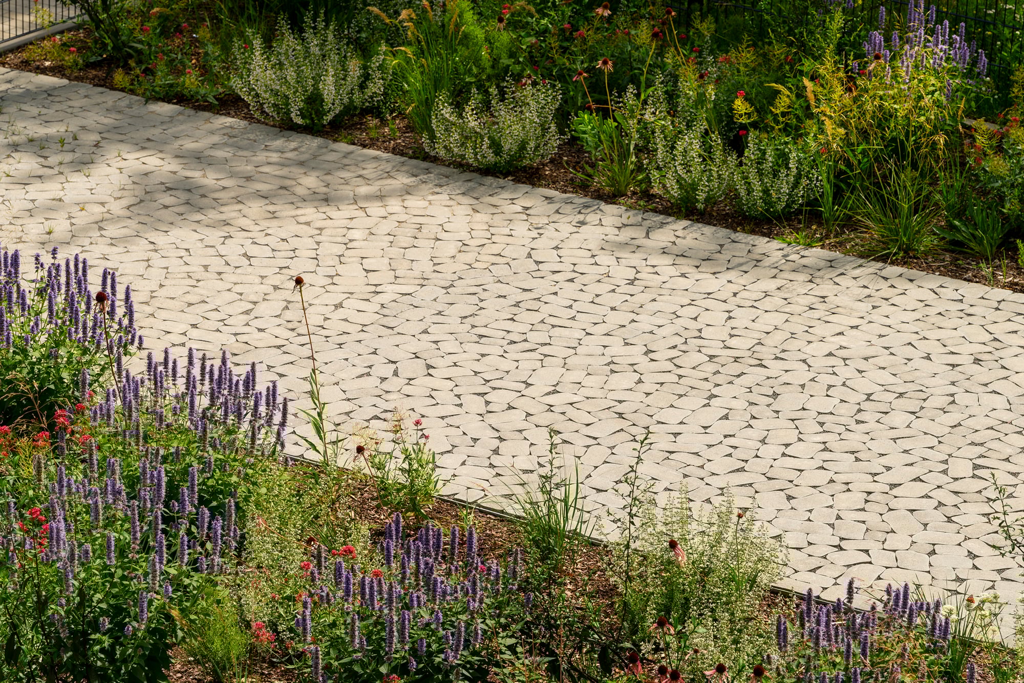 Der Bodenbelag kann der hohen Belastung auf Schulhöfen standhalten.